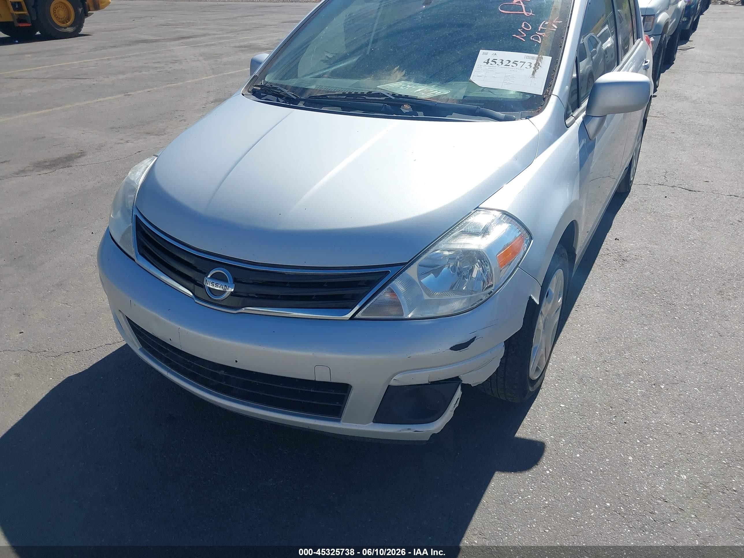 2010 Nissan Versa 1.8s Серебряный vin: 3N1BC1CP0AL426079