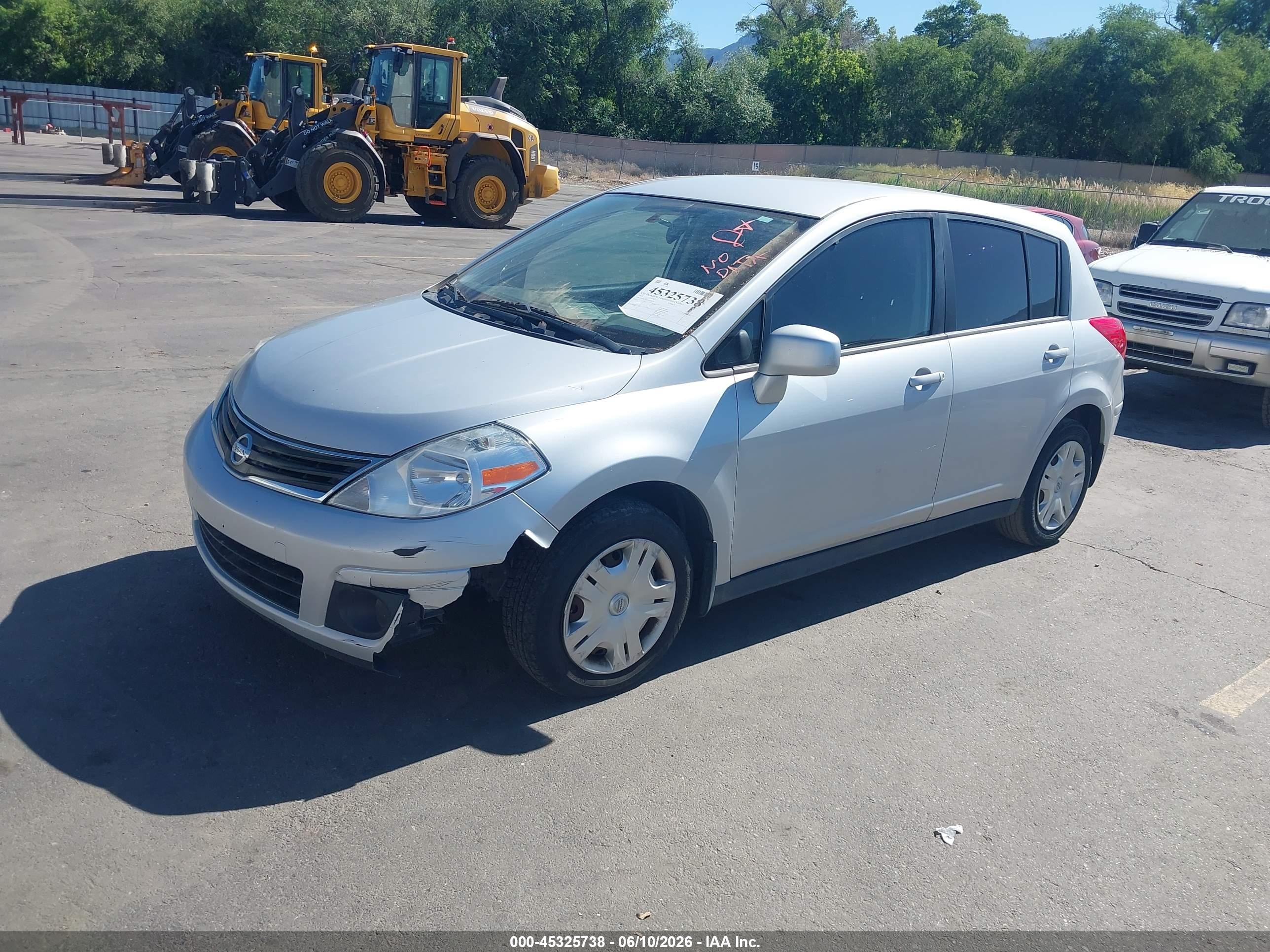 2010 Nissan Versa 1.8s Серебряный vin: 3N1BC1CP0AL426079