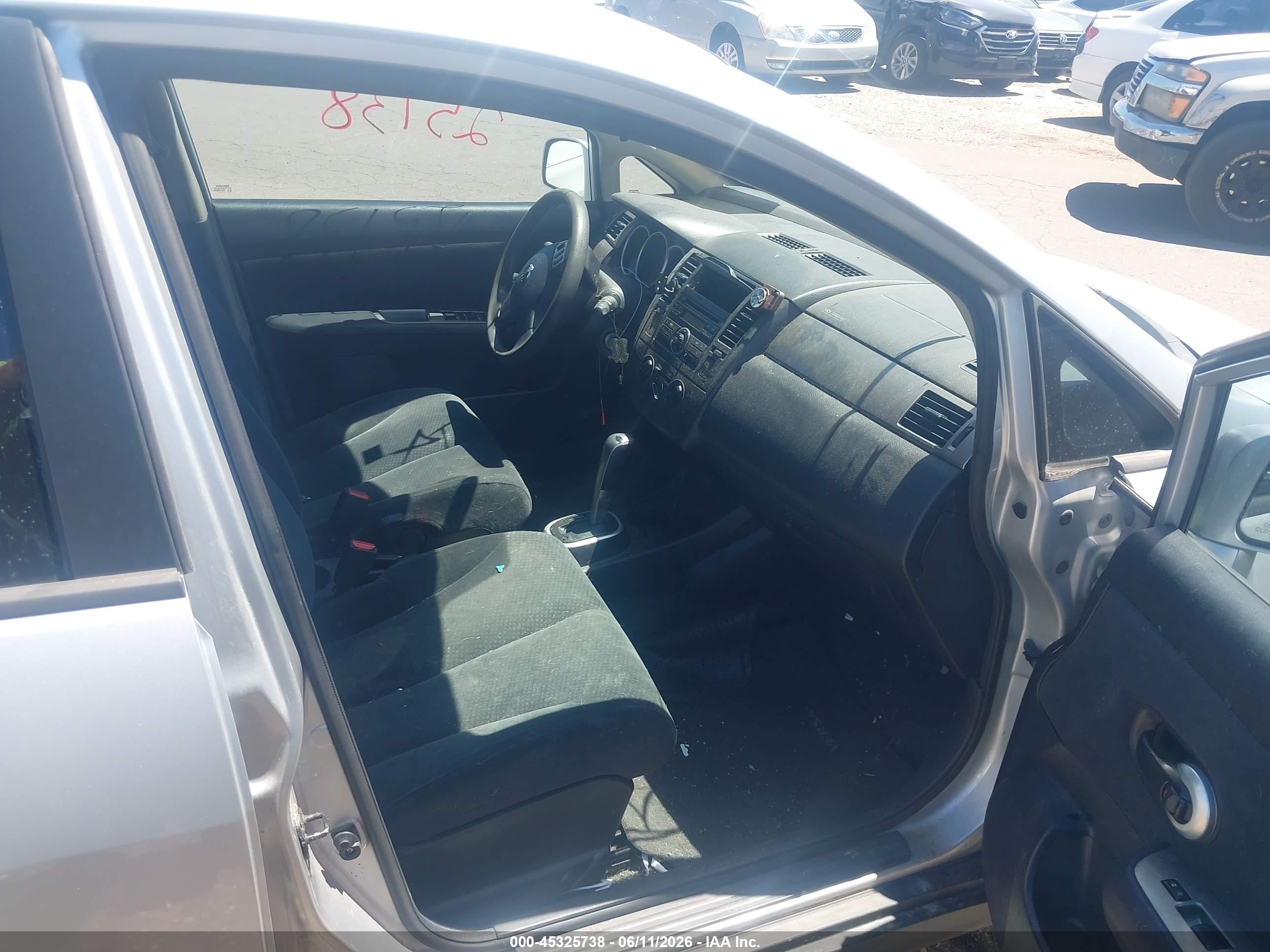 2010 Nissan Versa 1.8s Серебряный vin: 3N1BC1CP0AL426079