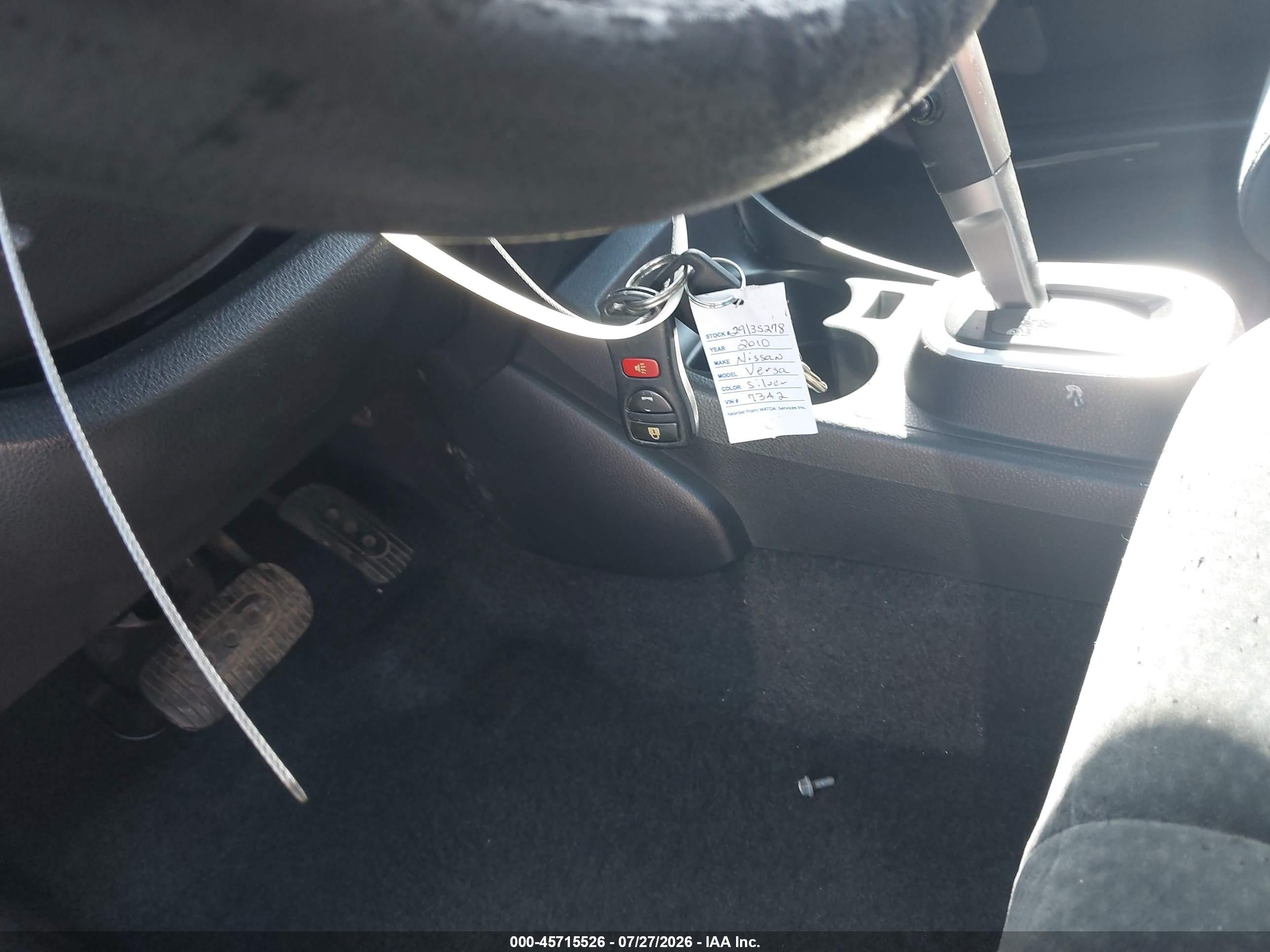 2010 Nissan Versa 1.8s Серебряный vin: 3N1BC1CP0AL437342