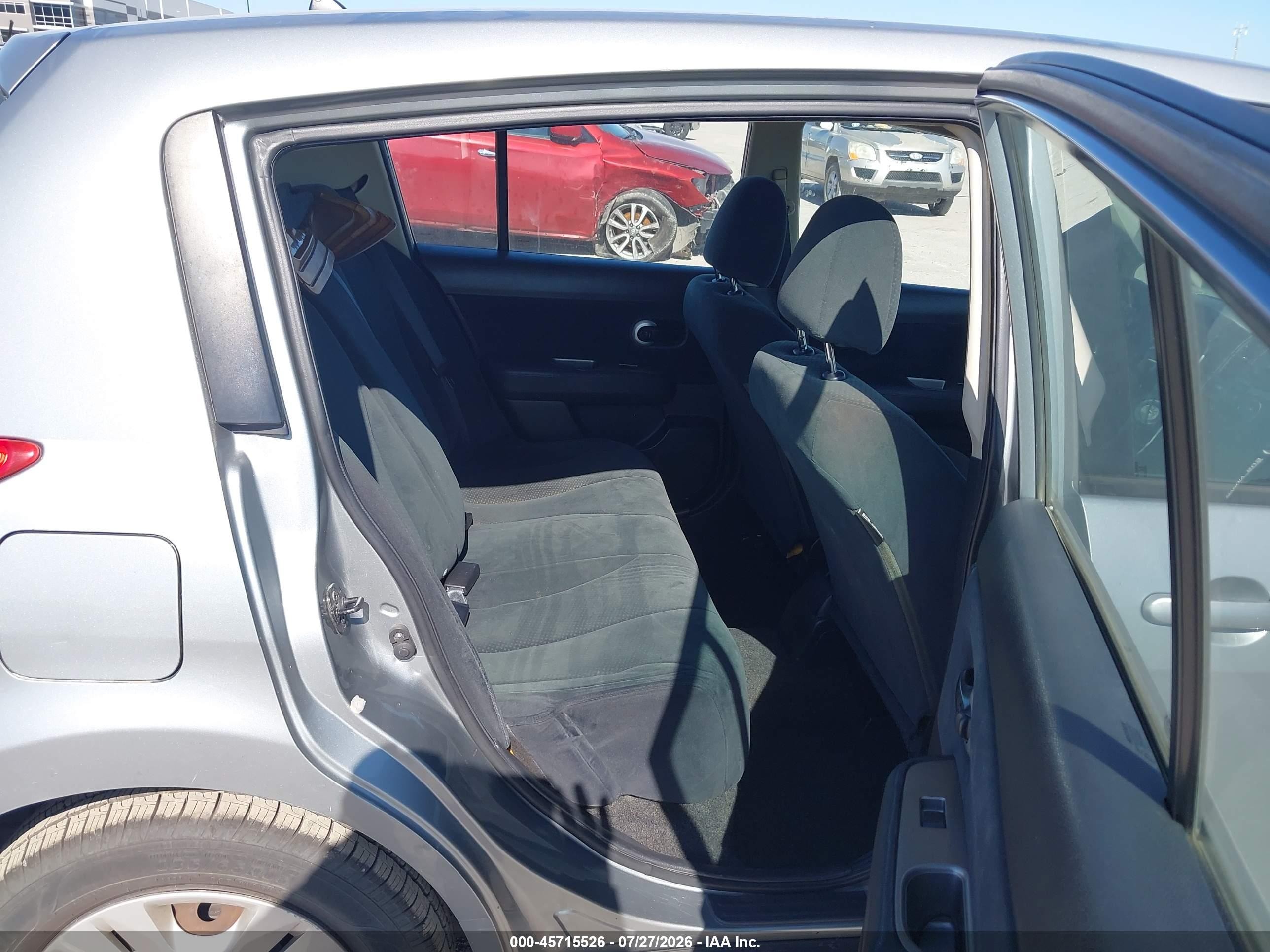 2010 Nissan Versa 1.8s Серебряный vin: 3N1BC1CP0AL437342