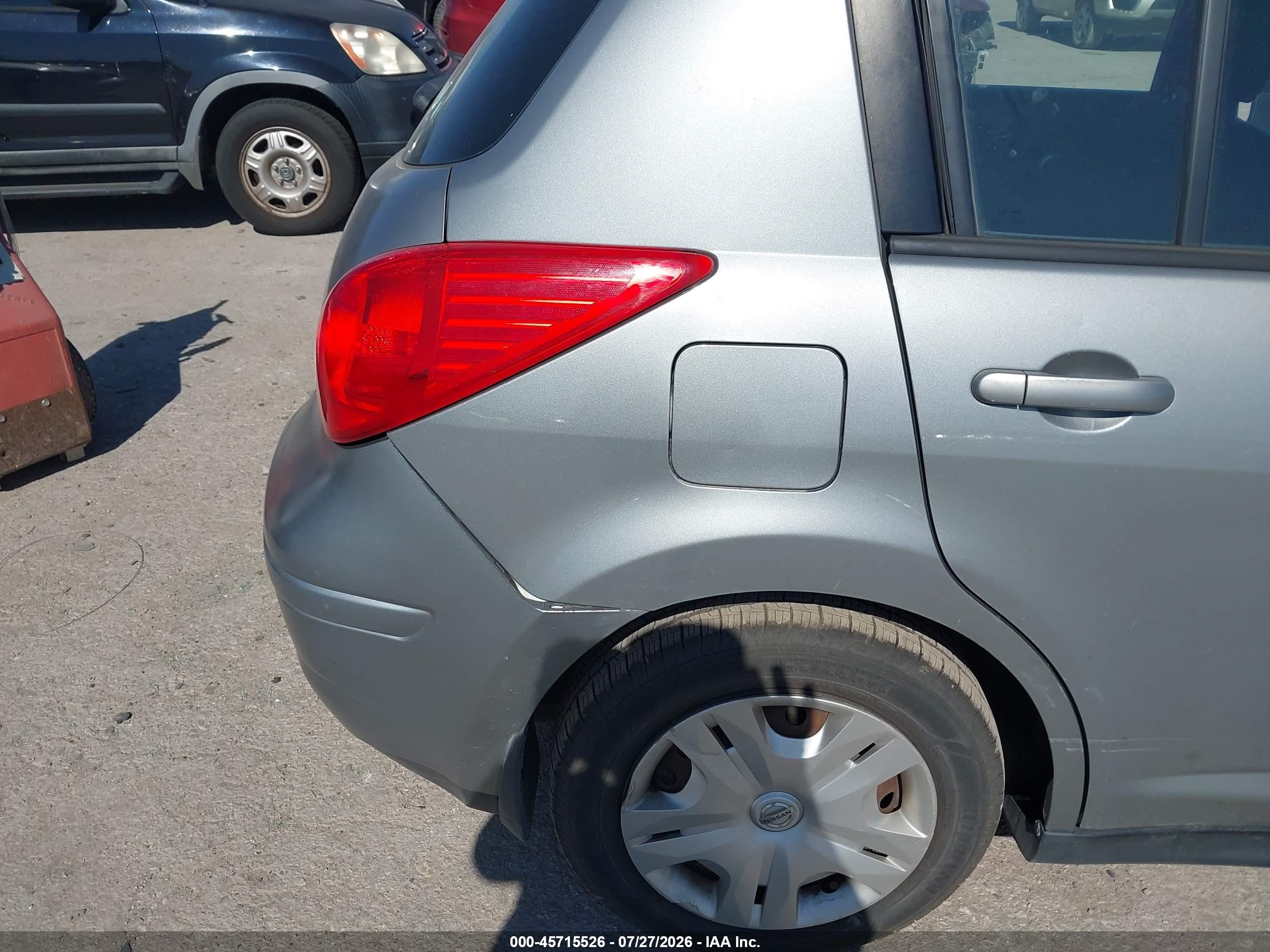 2010 Nissan Versa 1.8s Серебряный vin: 3N1BC1CP0AL437342