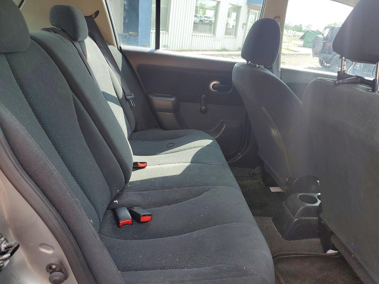2010 Nissan Versa Silver vin: 3N1BC1CP0AL455453