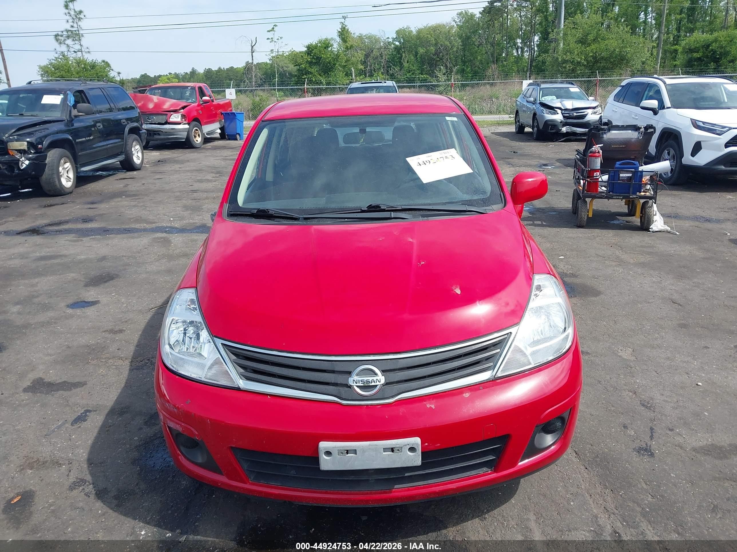 2011 Nissan Versa 1.8s Red vin: 3N1BC1CP0BL374874