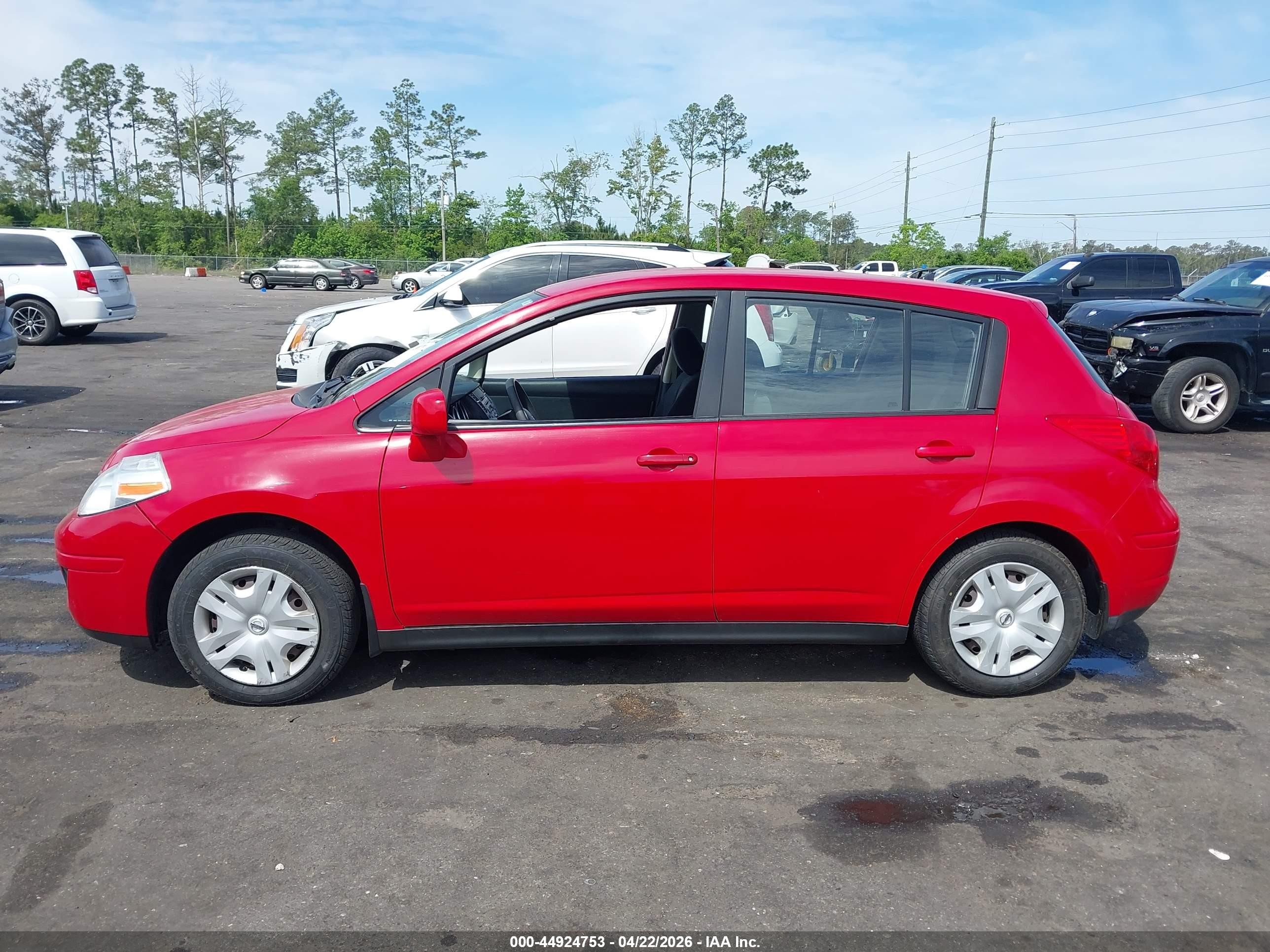 2011 Nissan Versa 1.8s Red vin: 3N1BC1CP0BL374874