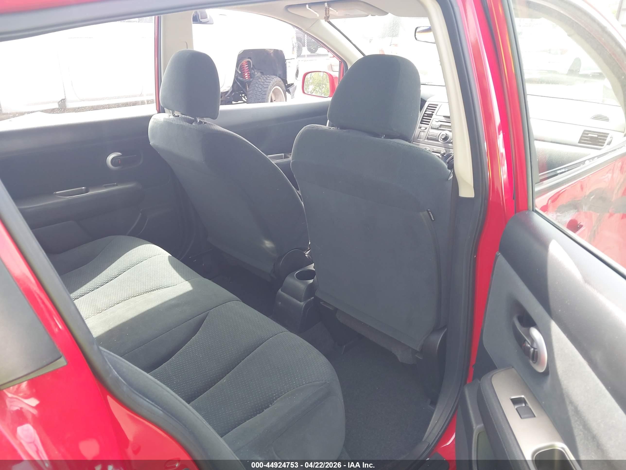 2011 Nissan Versa 1.8s Red vin: 3N1BC1CP0BL374874