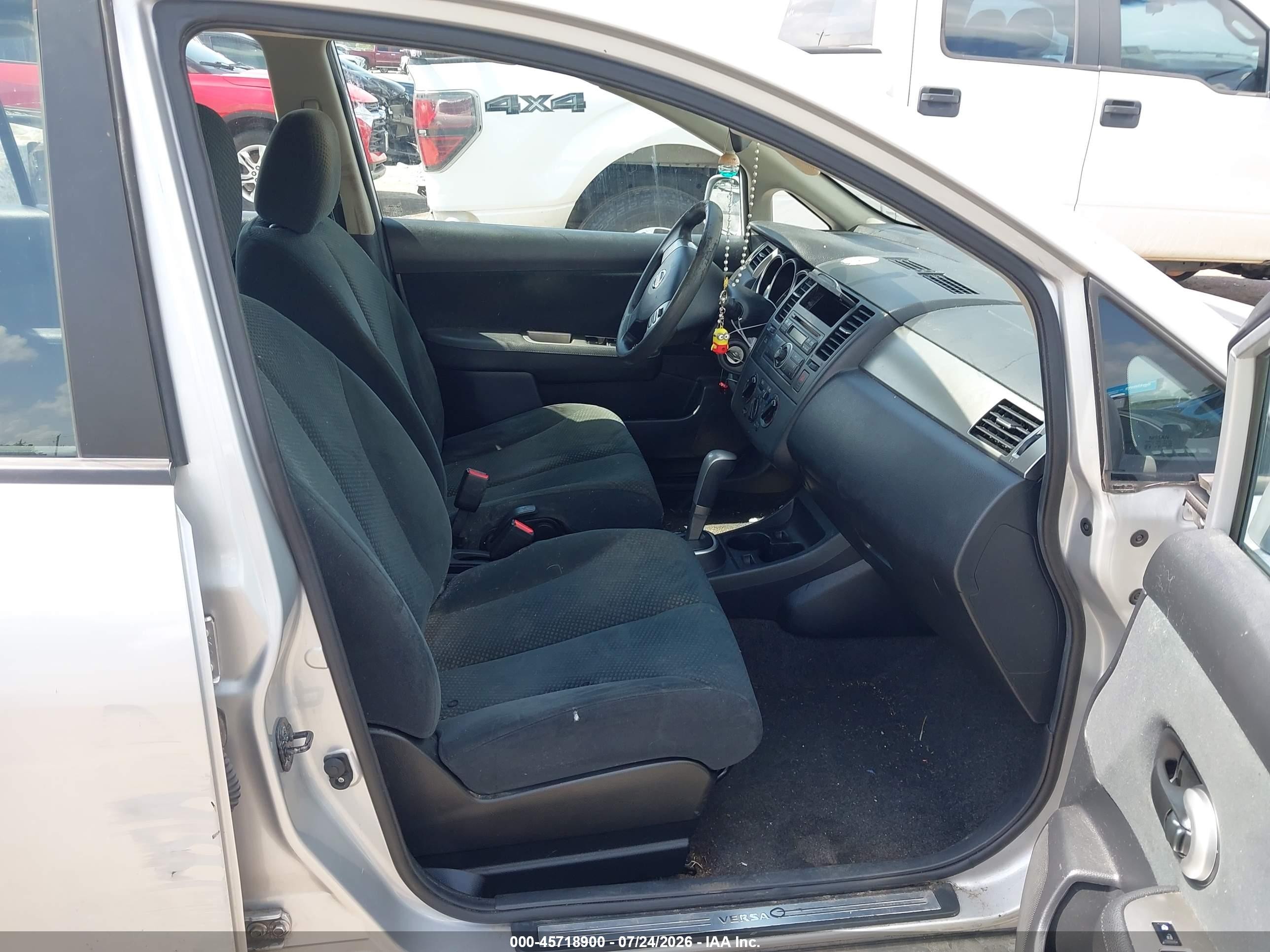 2011 Nissan Versa 1.8s Серебряный vin: 3N1BC1CP0BL511943