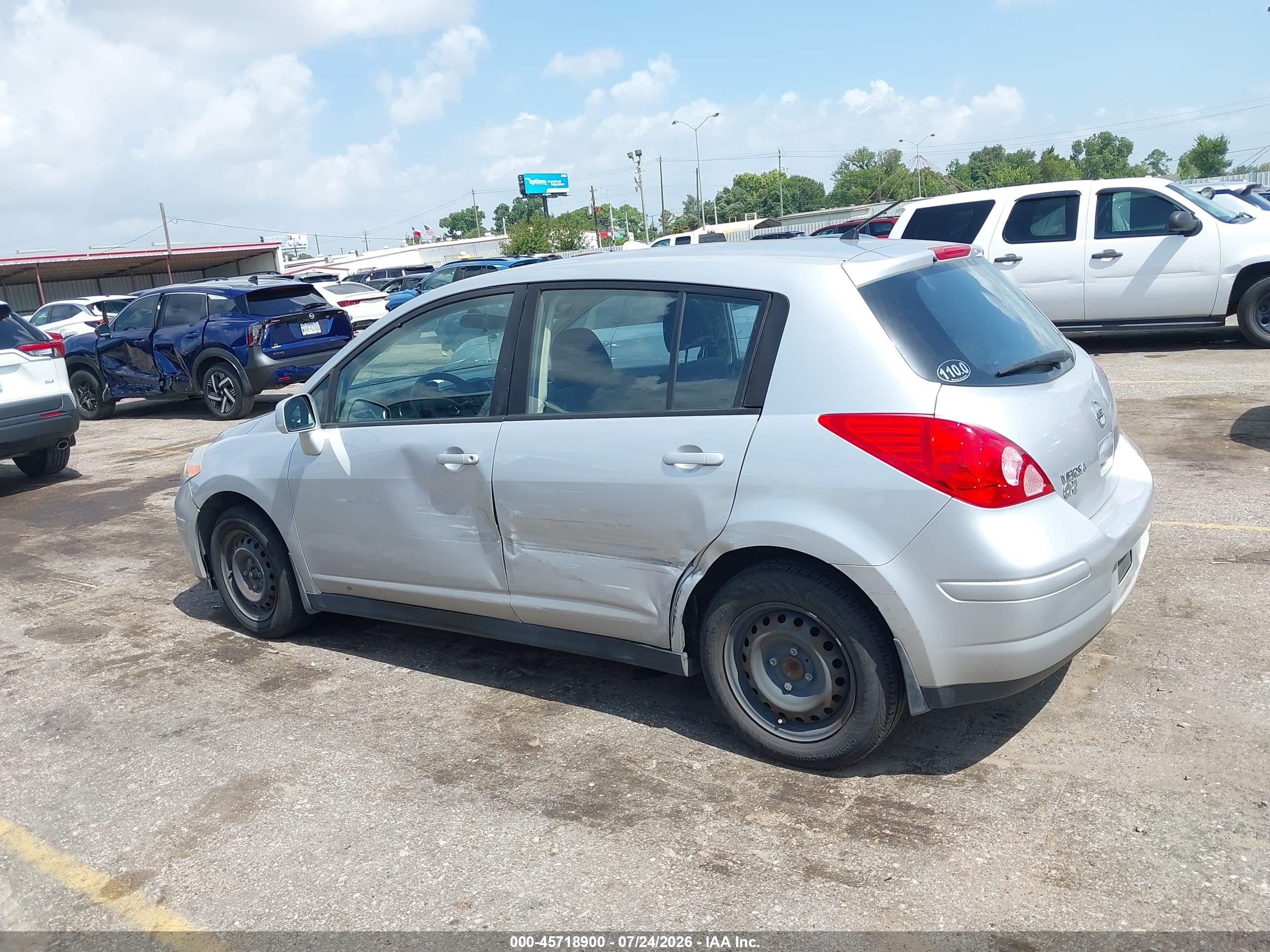 2011 Nissan Versa 1.8s Серебряный vin: 3N1BC1CP0BL511943
