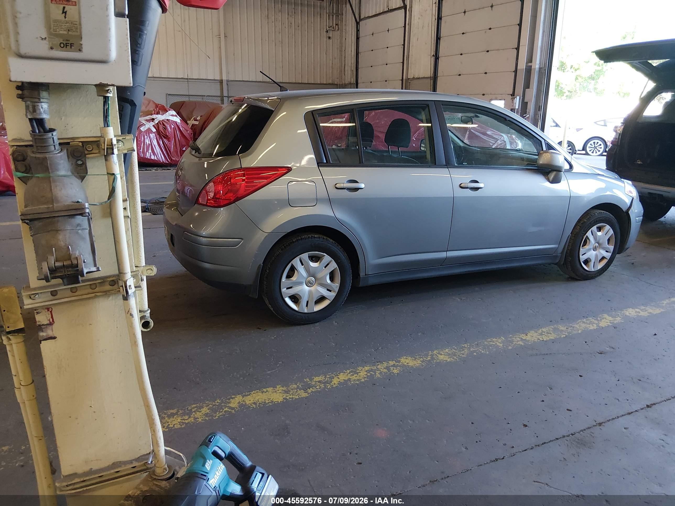 2011 Nissan Versa 1.8s Silver vin: 3N1BC1CP0BL516026