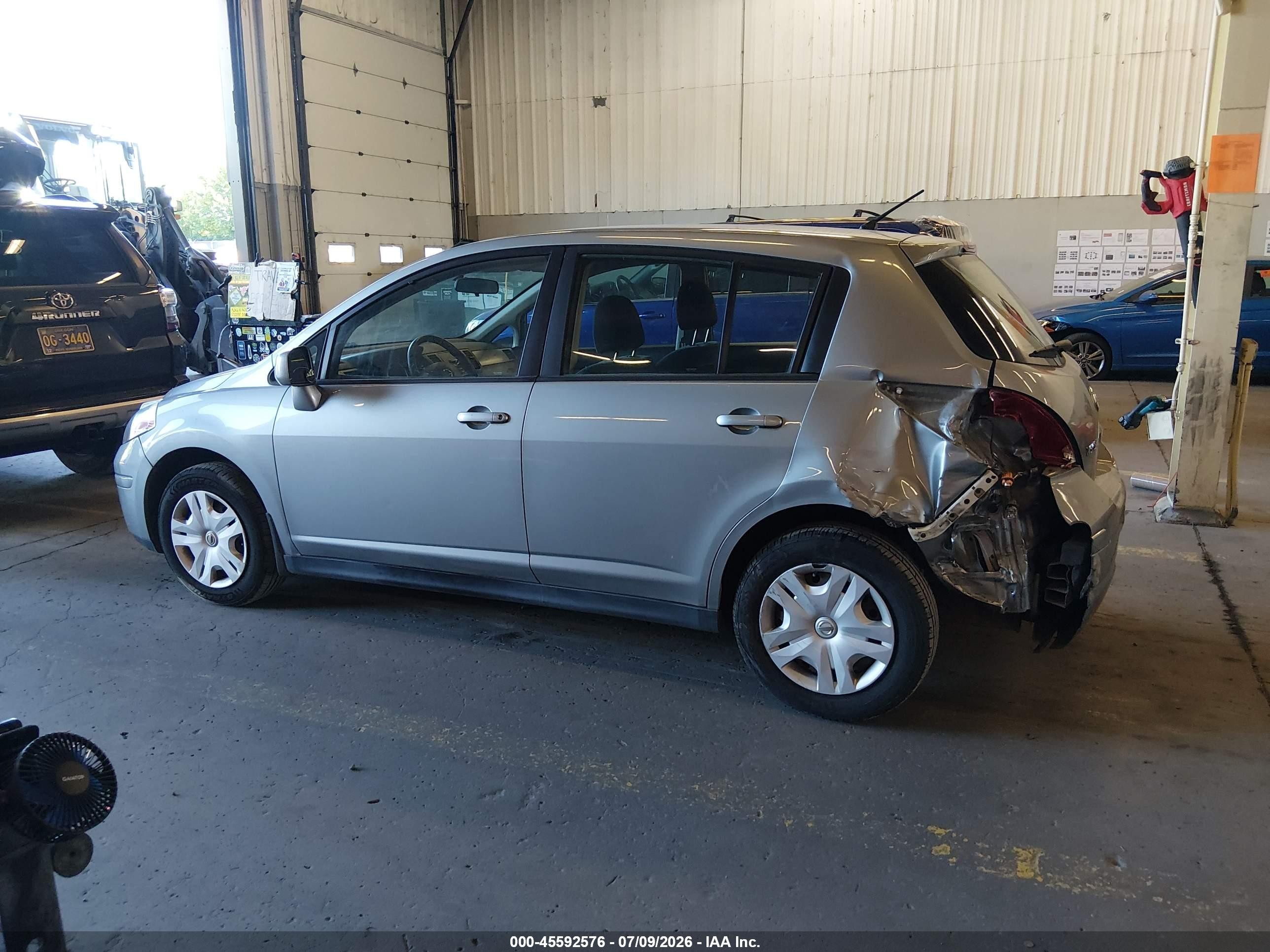 2011 Nissan Versa 1.8s Silver vin: 3N1BC1CP0BL516026