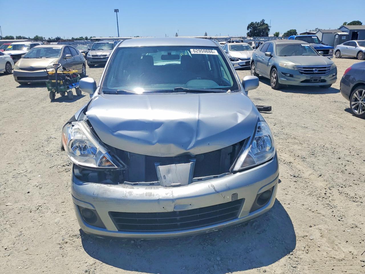 2011 Nissan Versa 1.8 S Silver vin: 3N1BC1CP1BL469167