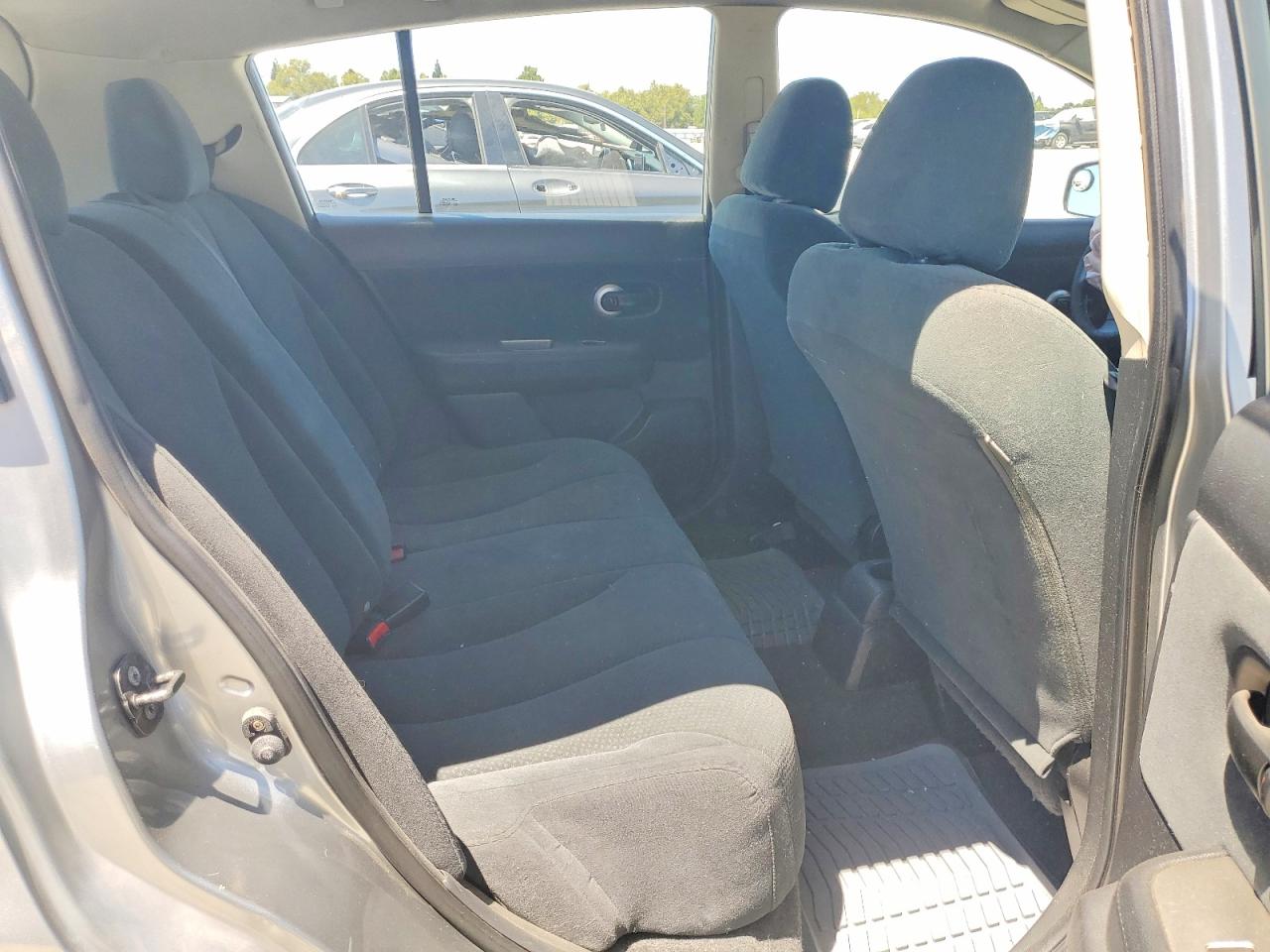 2011 Nissan Versa 1.8 S Silver vin: 3N1BC1CP1BL469167