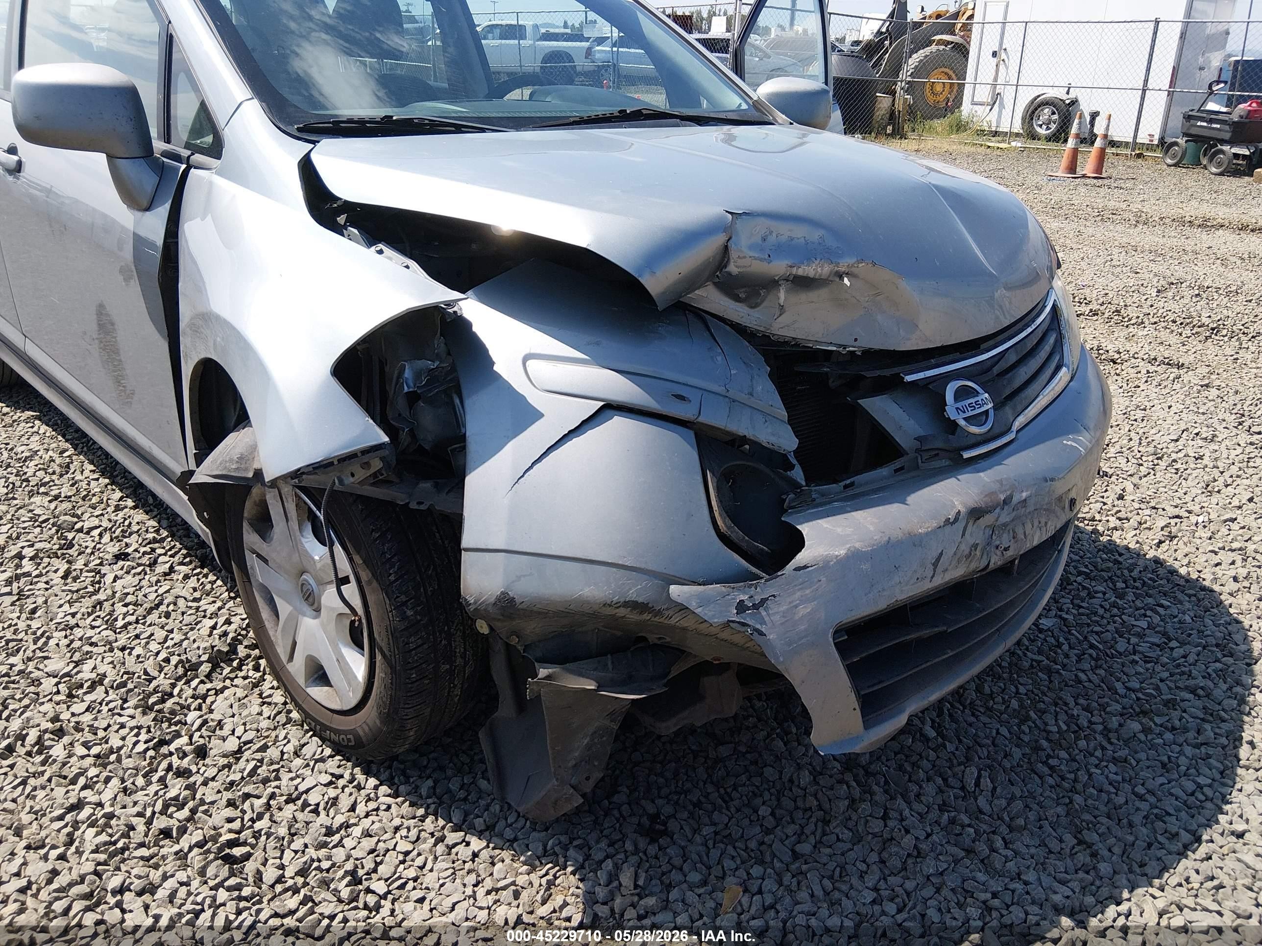 2010 Nissan Versa 1.8s Silver vin: 3N1BC1CP2AL396079