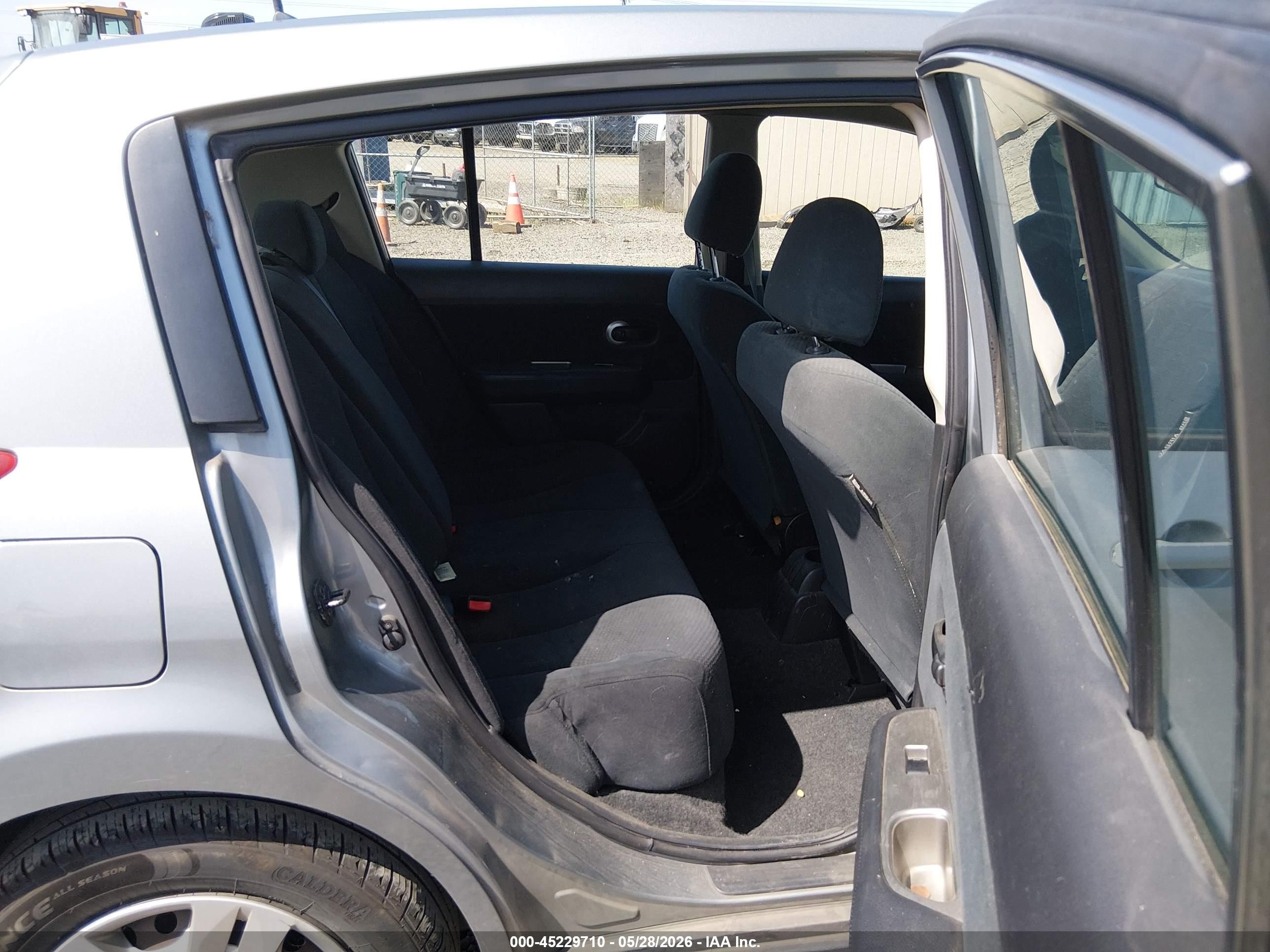 2010 Nissan Versa 1.8s Silver vin: 3N1BC1CP2AL396079