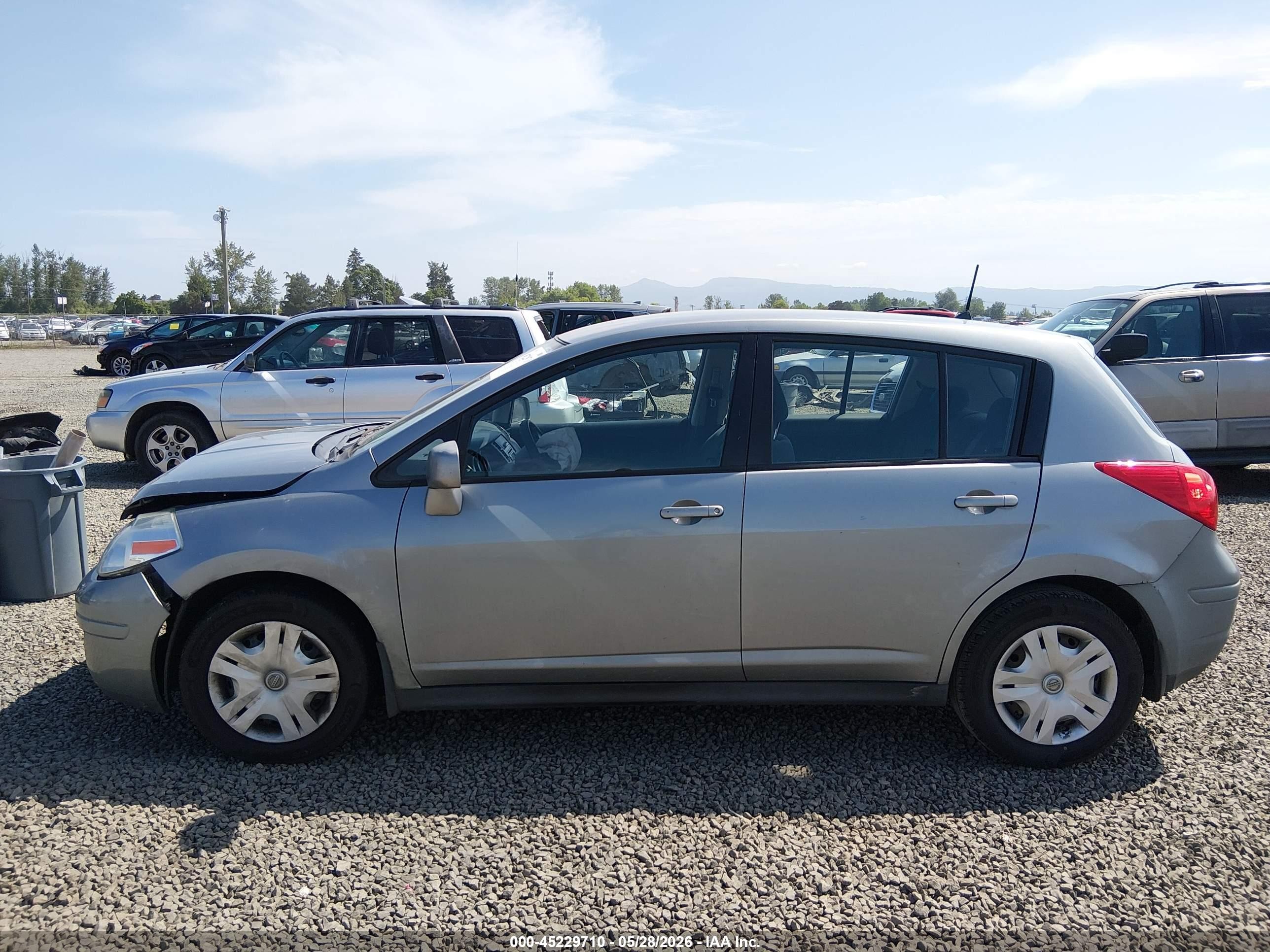 2010 Nissan Versa 1.8s Silver vin: 3N1BC1CP2AL396079