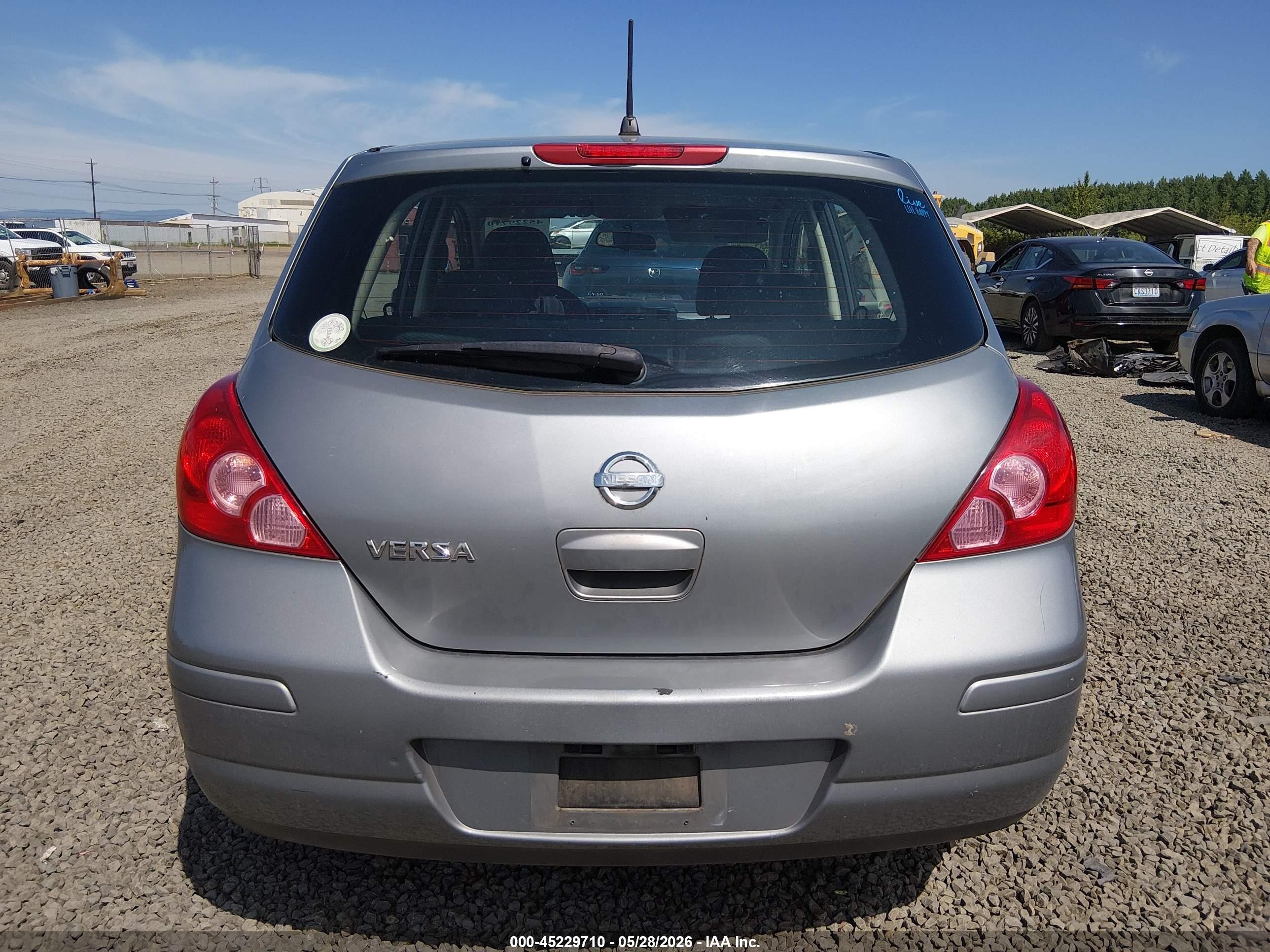 2010 Nissan Versa 1.8s Silver vin: 3N1BC1CP2AL396079