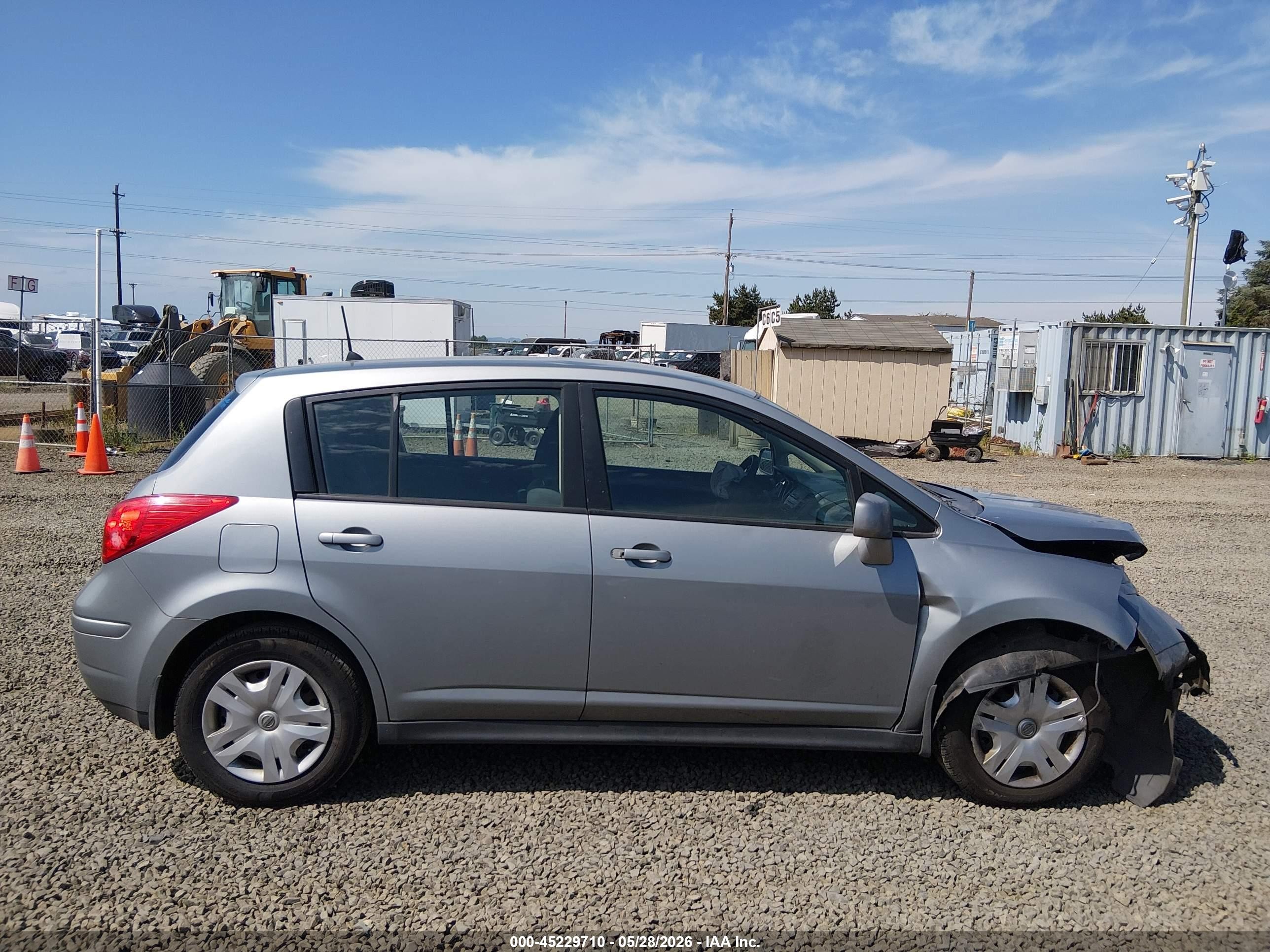 2010 Nissan Versa 1.8s Silver vin: 3N1BC1CP2AL396079