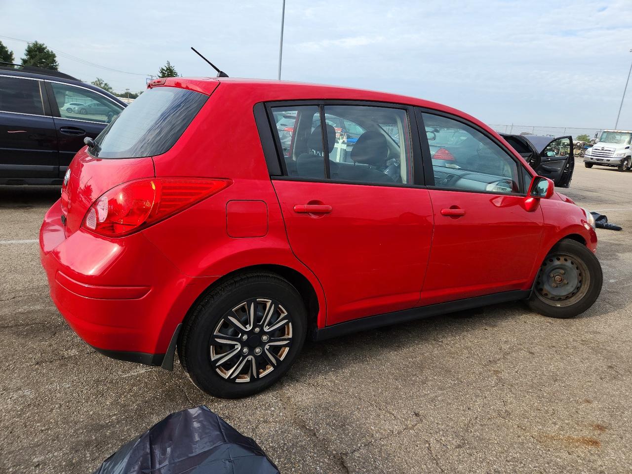 2010 Nissan Versa 1.8 S Red vin: 3N1BC1CP2AL426133