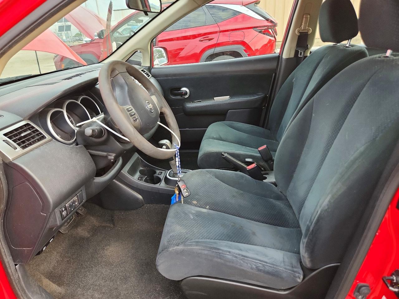 2010 Nissan Versa 1.8 S Red vin: 3N1BC1CP2AL426133