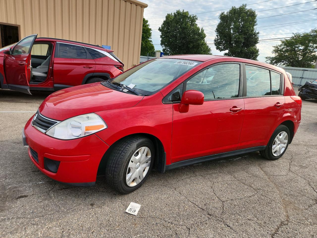 2010 Nissan Versa 1.8 S Red vin: 3N1BC1CP2AL426133