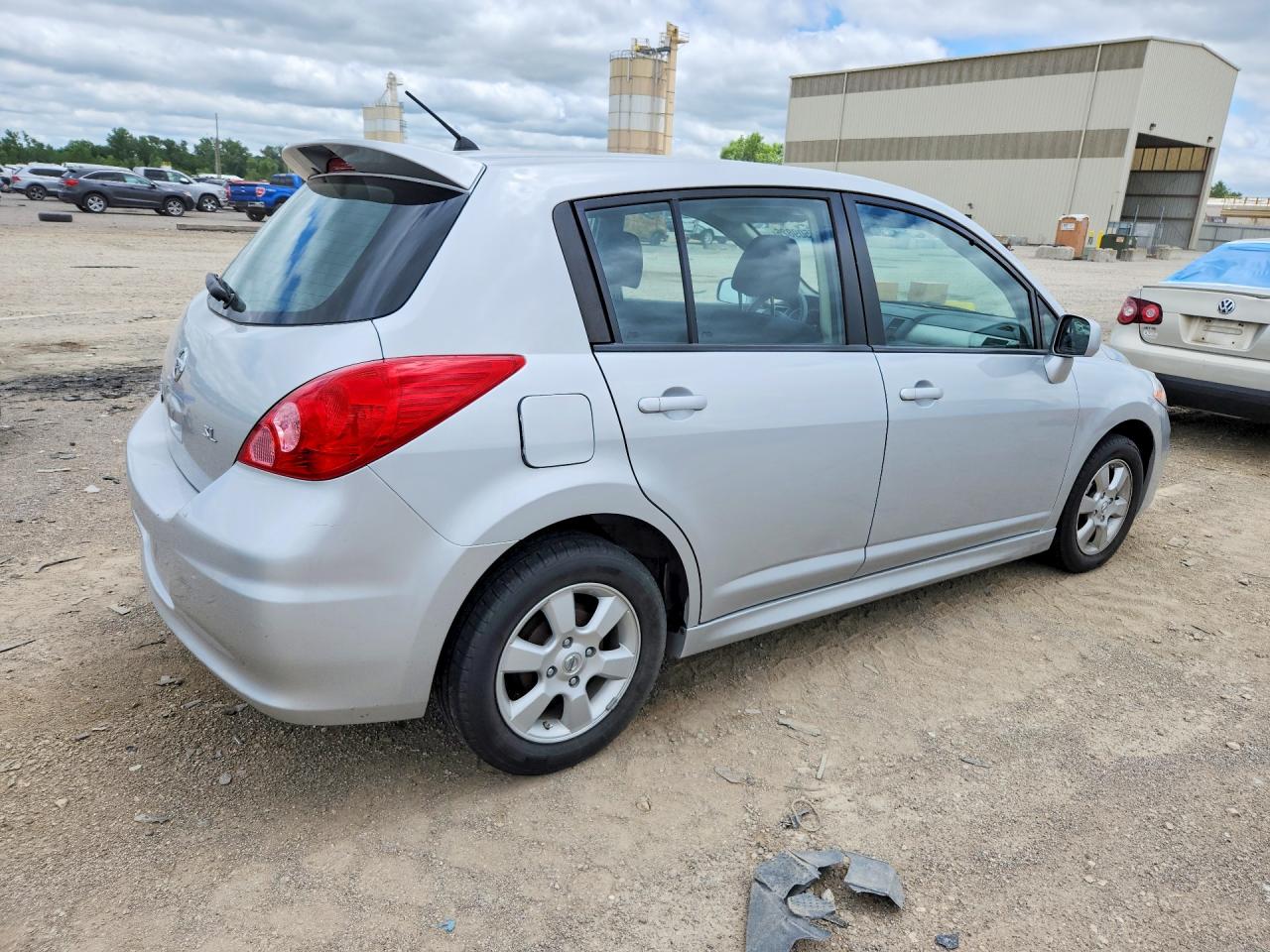 2010 Nissan Versa 1.8 S Silver vin: 3N1BC1CP2AL433986