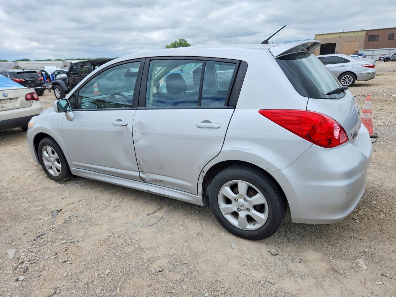 2010 Nissan Versa 1.8 S Silver vin: 3N1BC1CP2AL433986