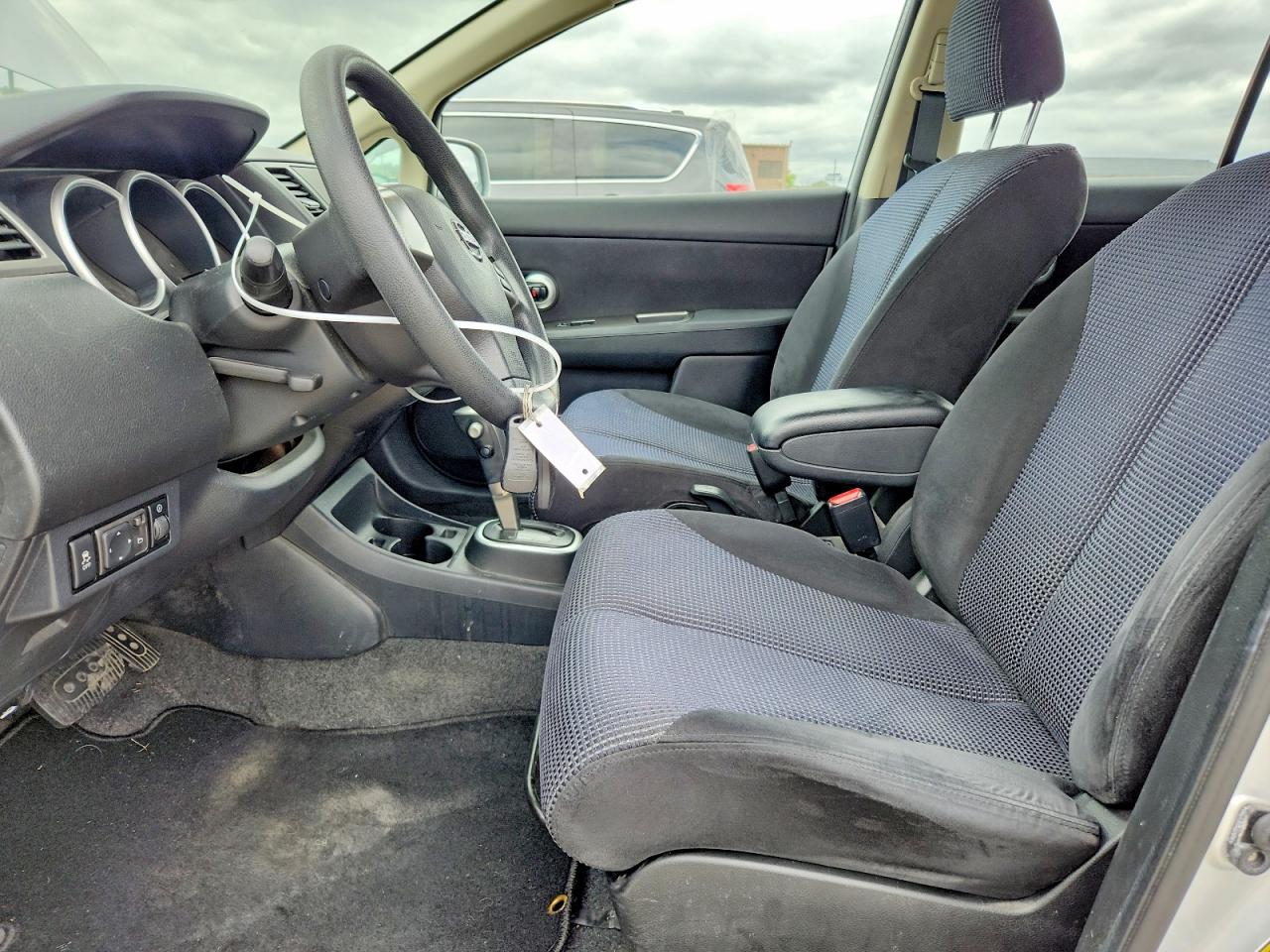 2010 Nissan Versa 1.8 S Silver vin: 3N1BC1CP2AL433986