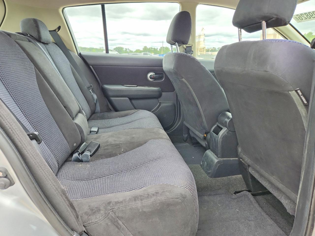 2010 Nissan Versa 1.8 S Silver vin: 3N1BC1CP2AL433986