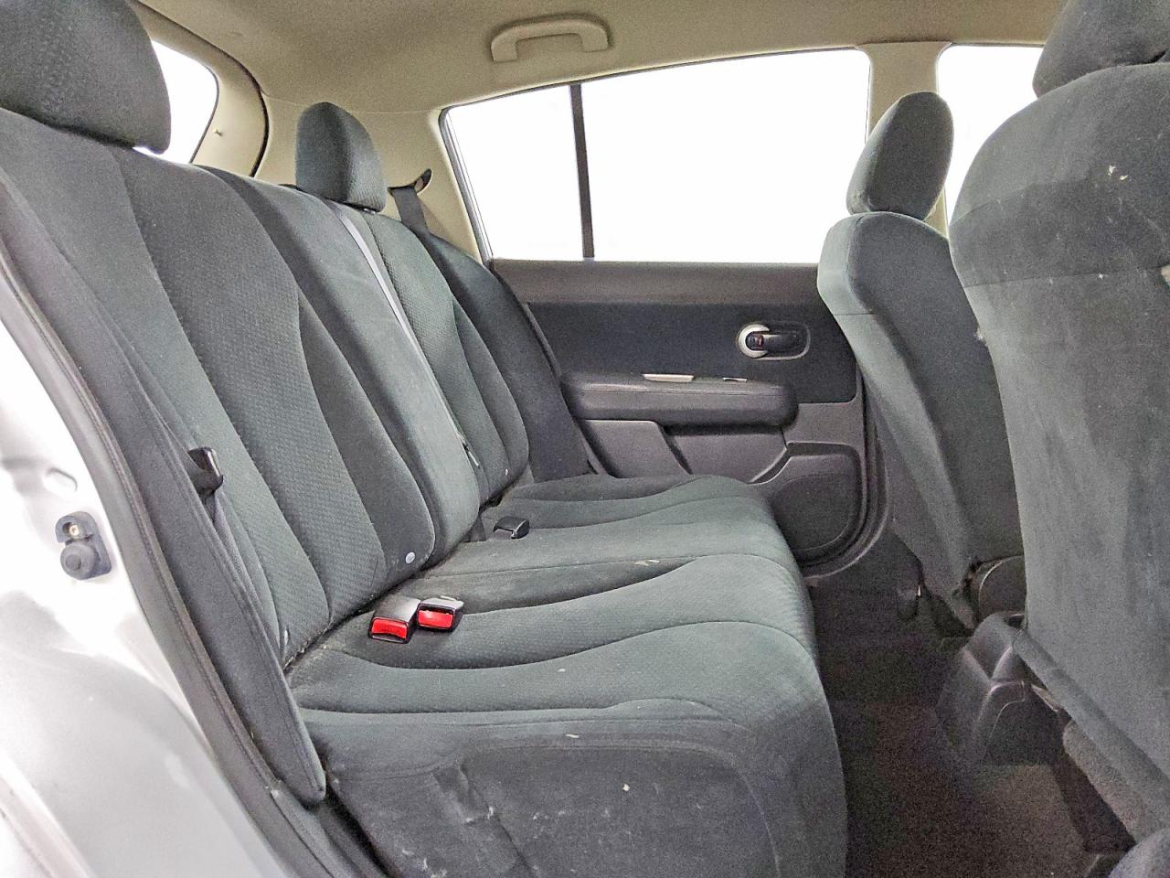 2011 Nissan Versa Silver vin: 3N1BC1CP2BL399839