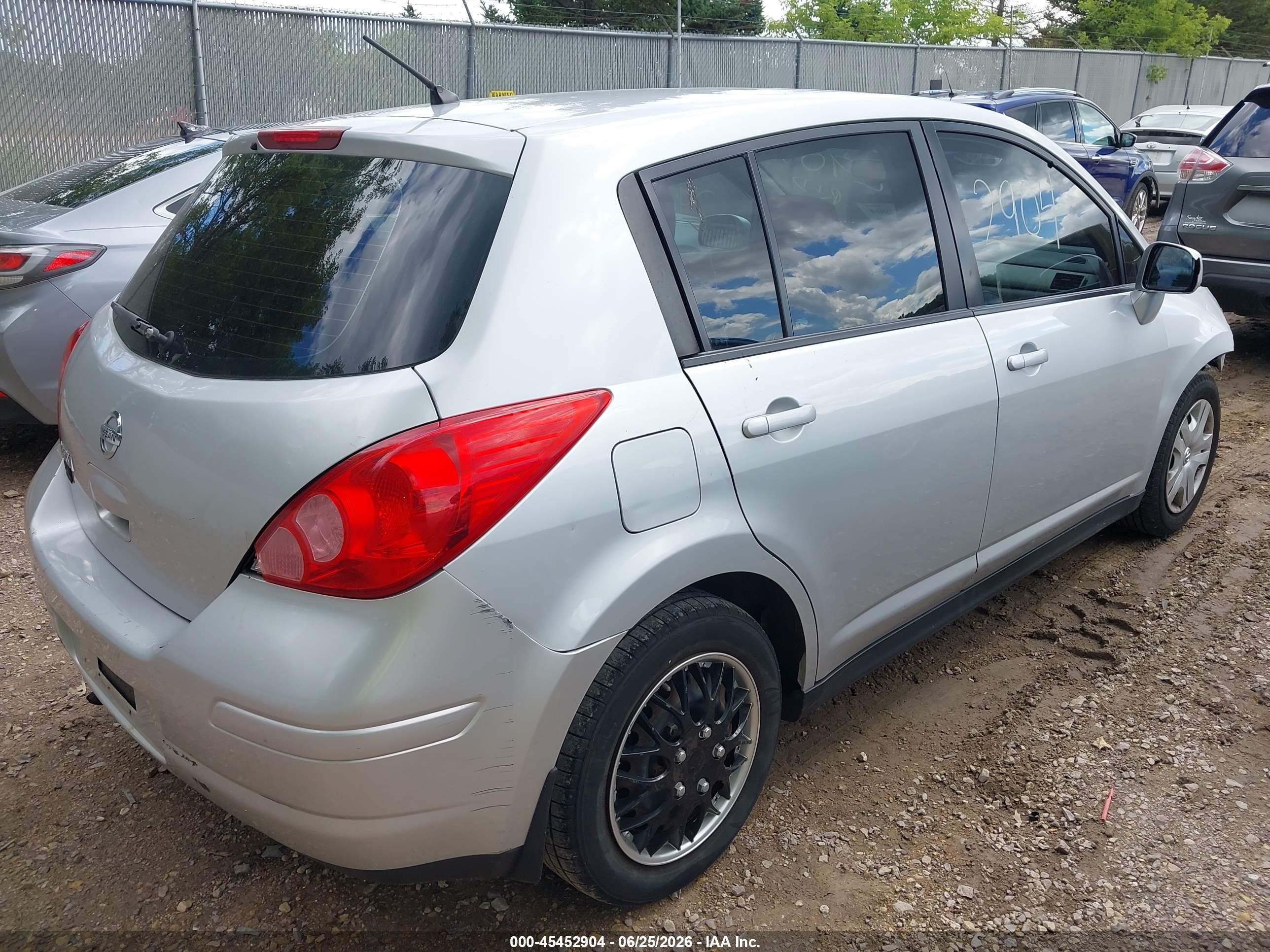 2011 Nissan Versa 1.8s Silver vin: 3N1BC1CP2BL482798