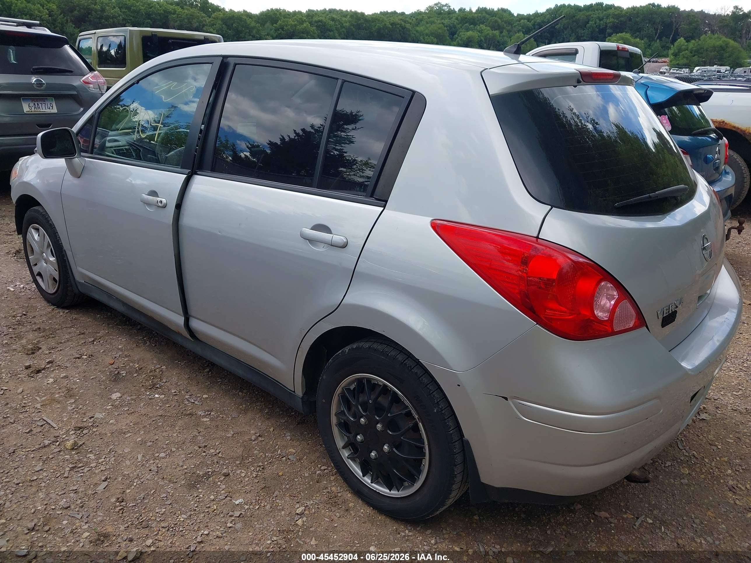 2011 Nissan Versa 1.8s Silver vin: 3N1BC1CP2BL482798