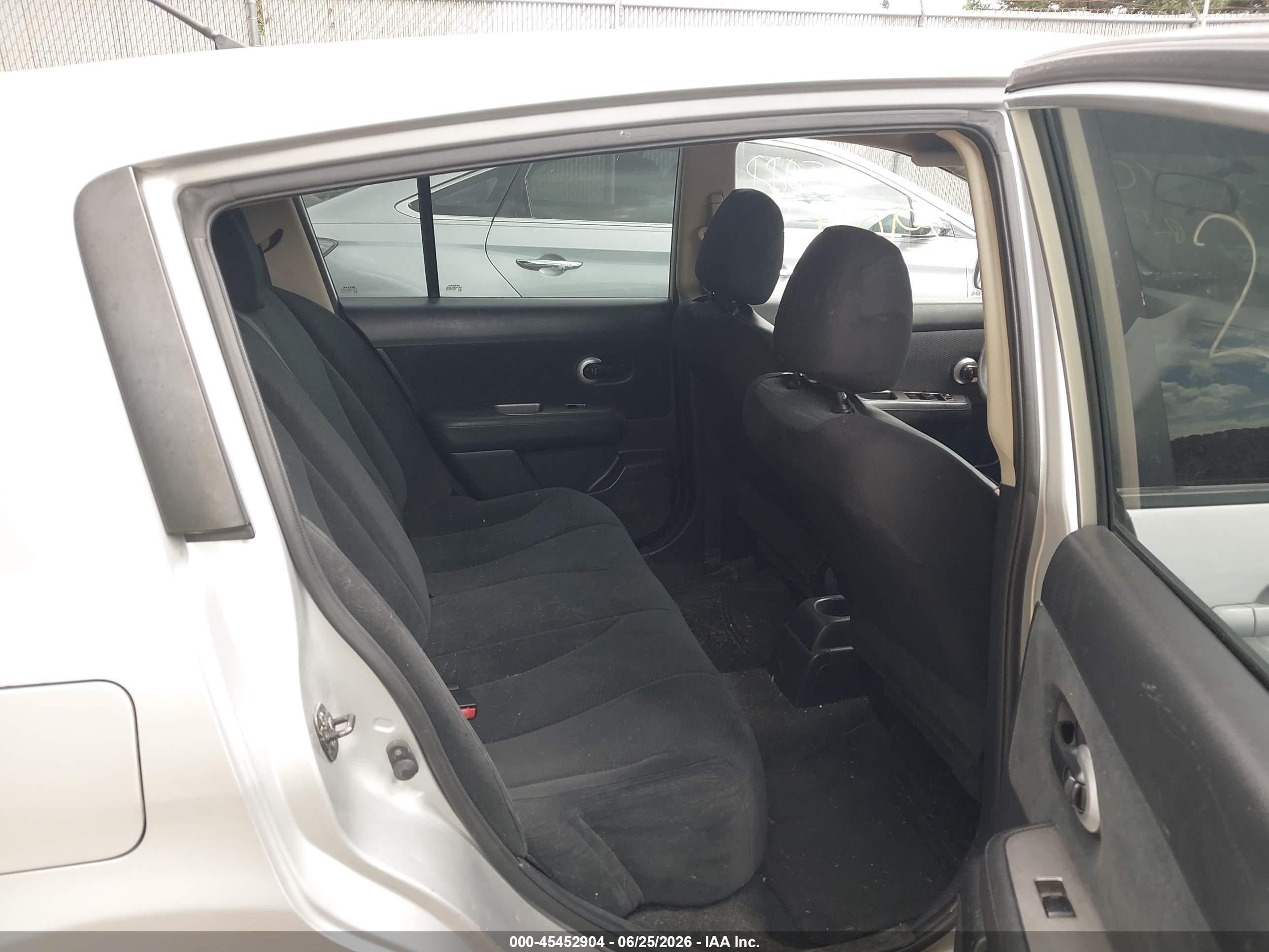 2011 Nissan Versa 1.8s Silver vin: 3N1BC1CP2BL482798