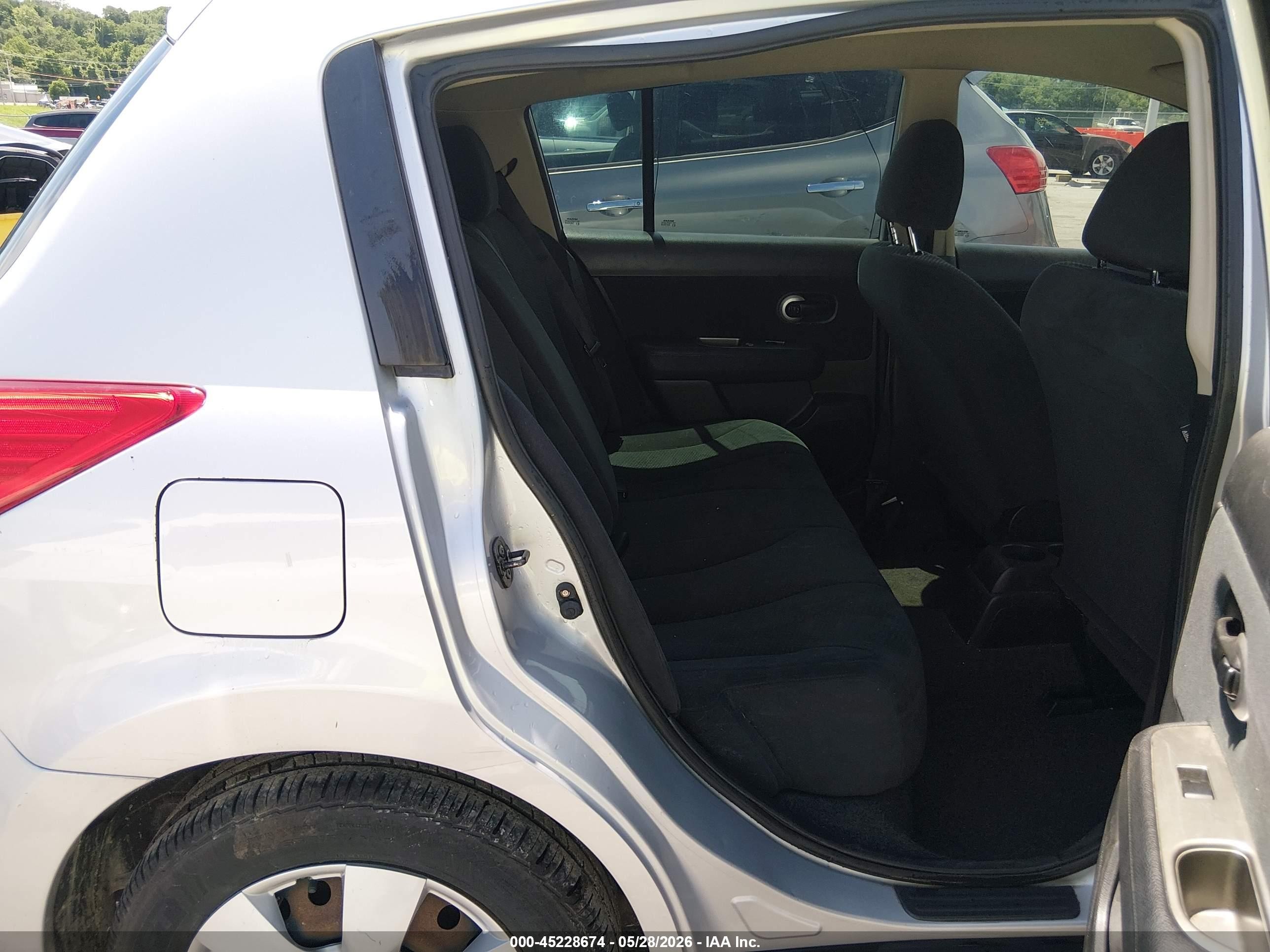 2011 Nissan Versa 1.8s Silver vin: 3N1BC1CP2BL514293