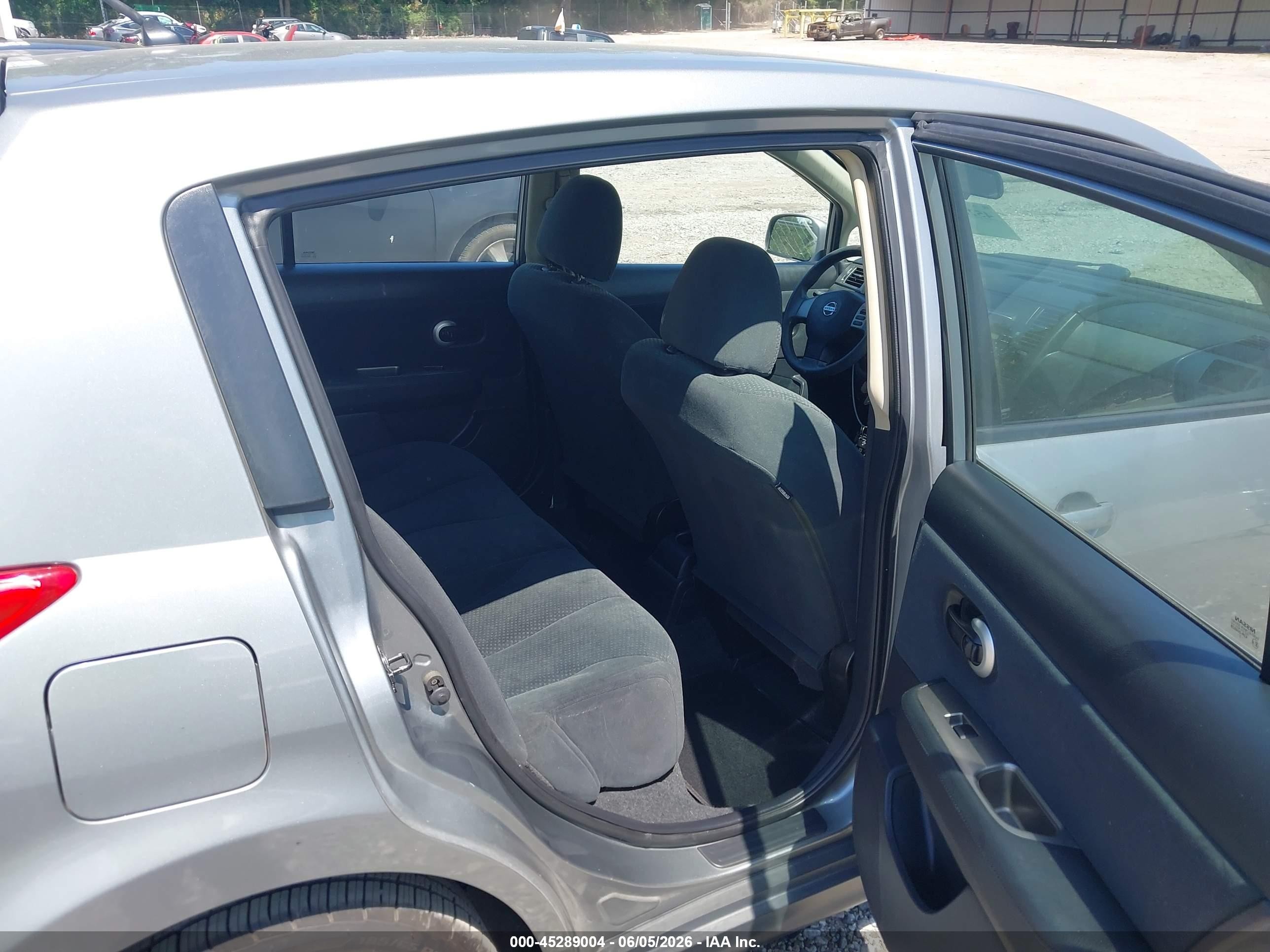 2011 Nissan Versa 1.8s Silver vin: 3N1BC1CP3BL375582