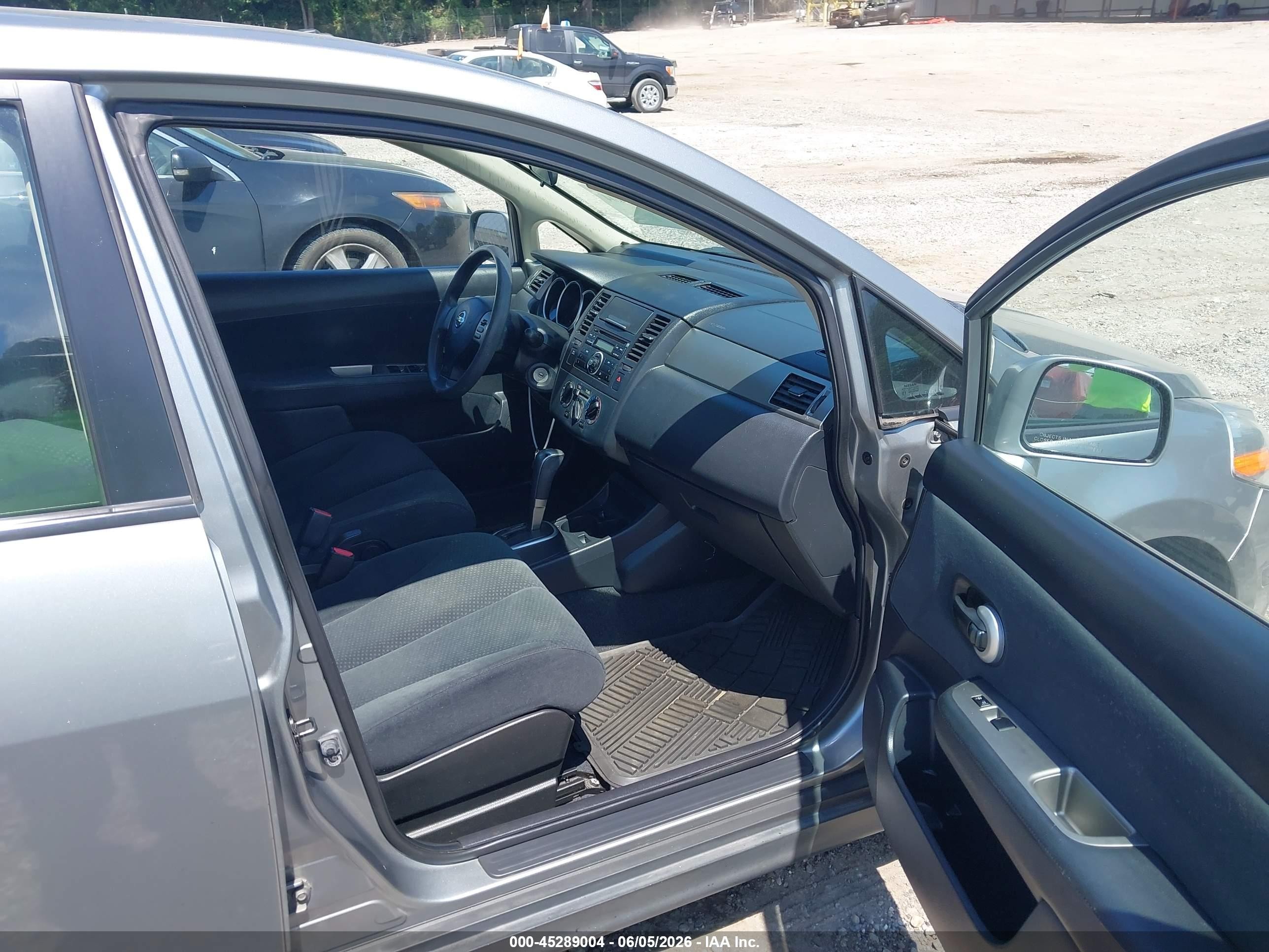 2011 Nissan Versa 1.8s Silver vin: 3N1BC1CP3BL375582