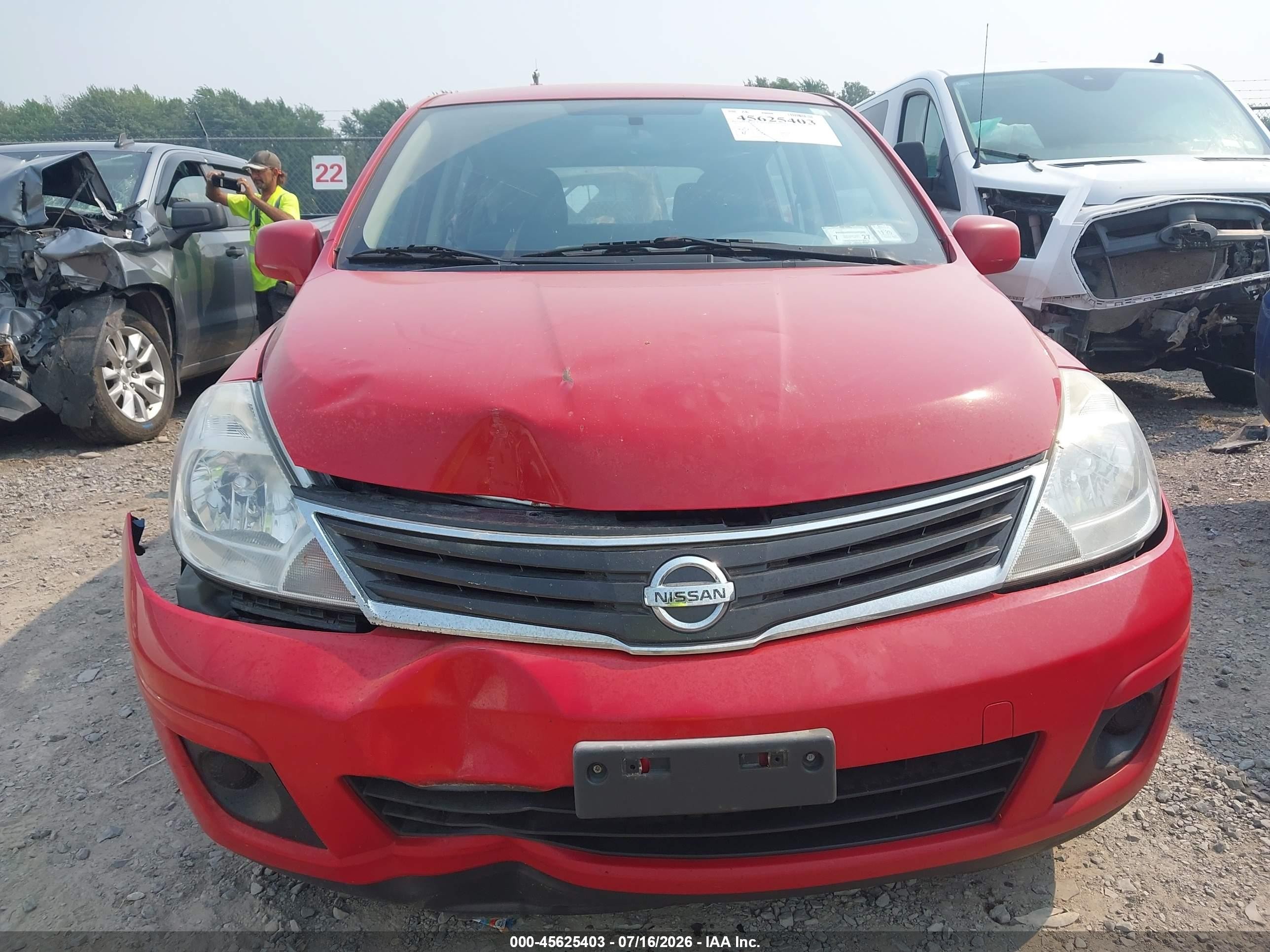 2011 Nissan Versa 1.8s Red vin: 3N1BC1CP3BL469767