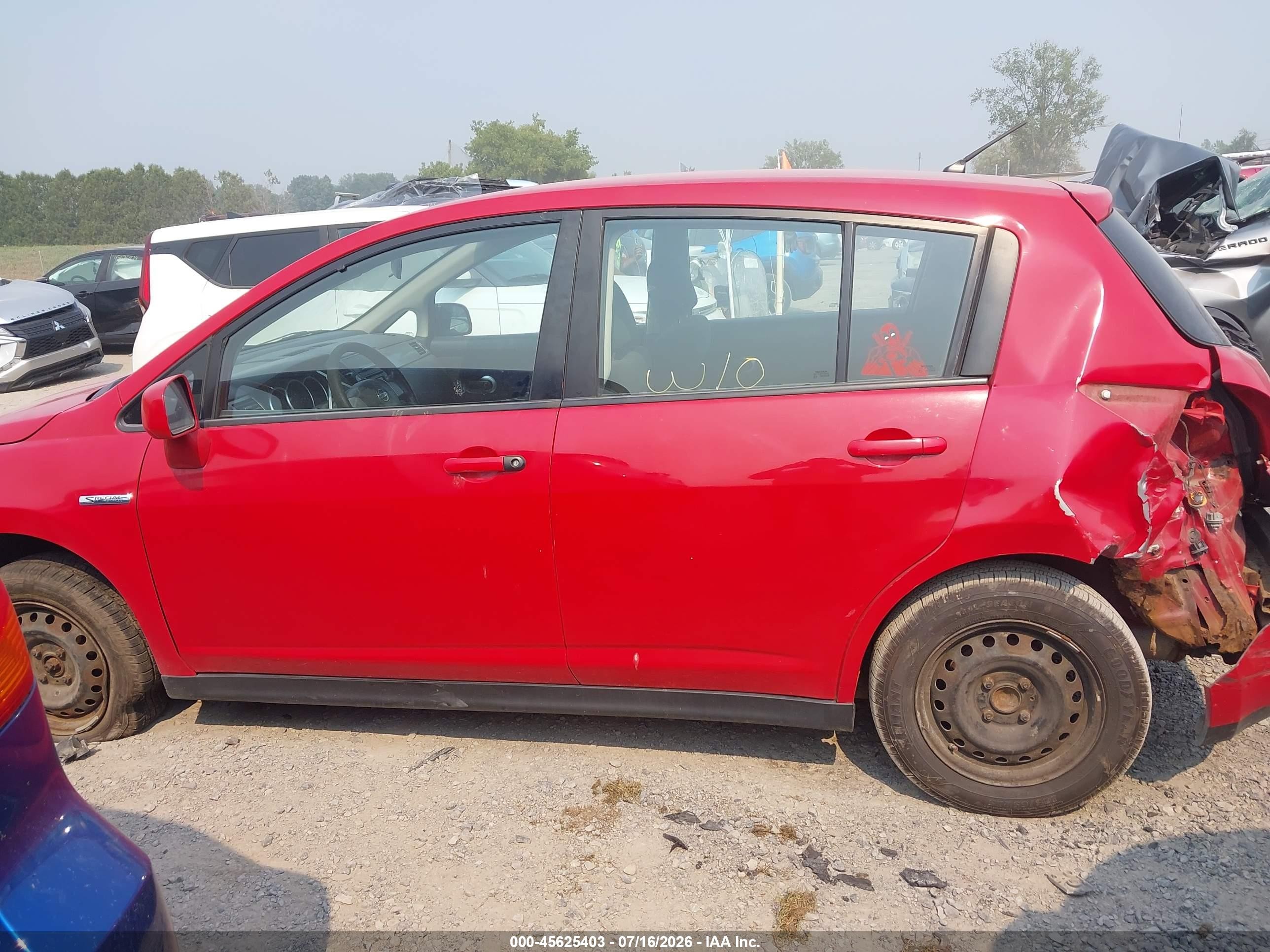 2011 Nissan Versa 1.8s Red vin: 3N1BC1CP3BL469767