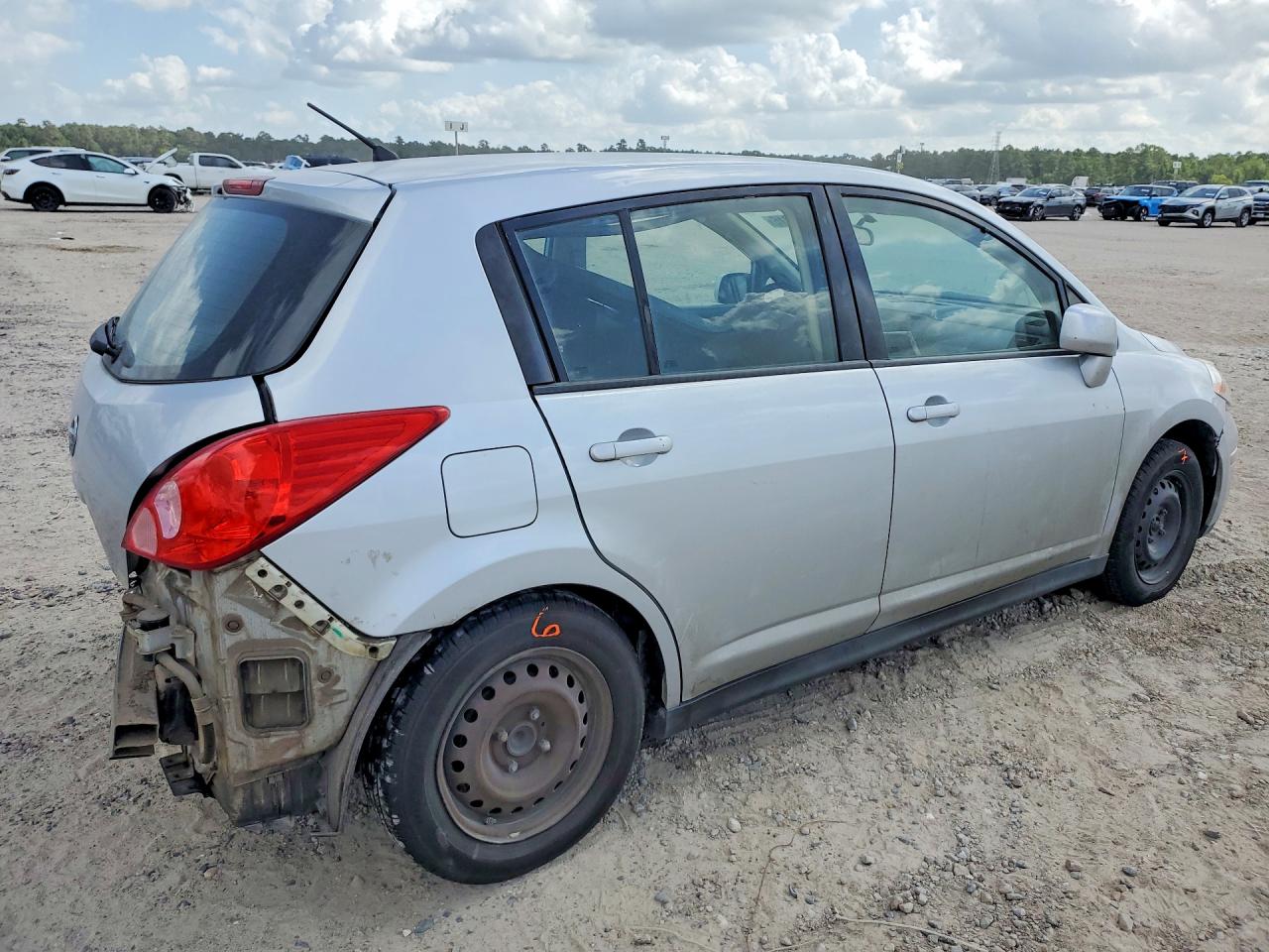 2011 Nissan Versa 1.8 S Silver vin: 3N1BC1CP3BL489940