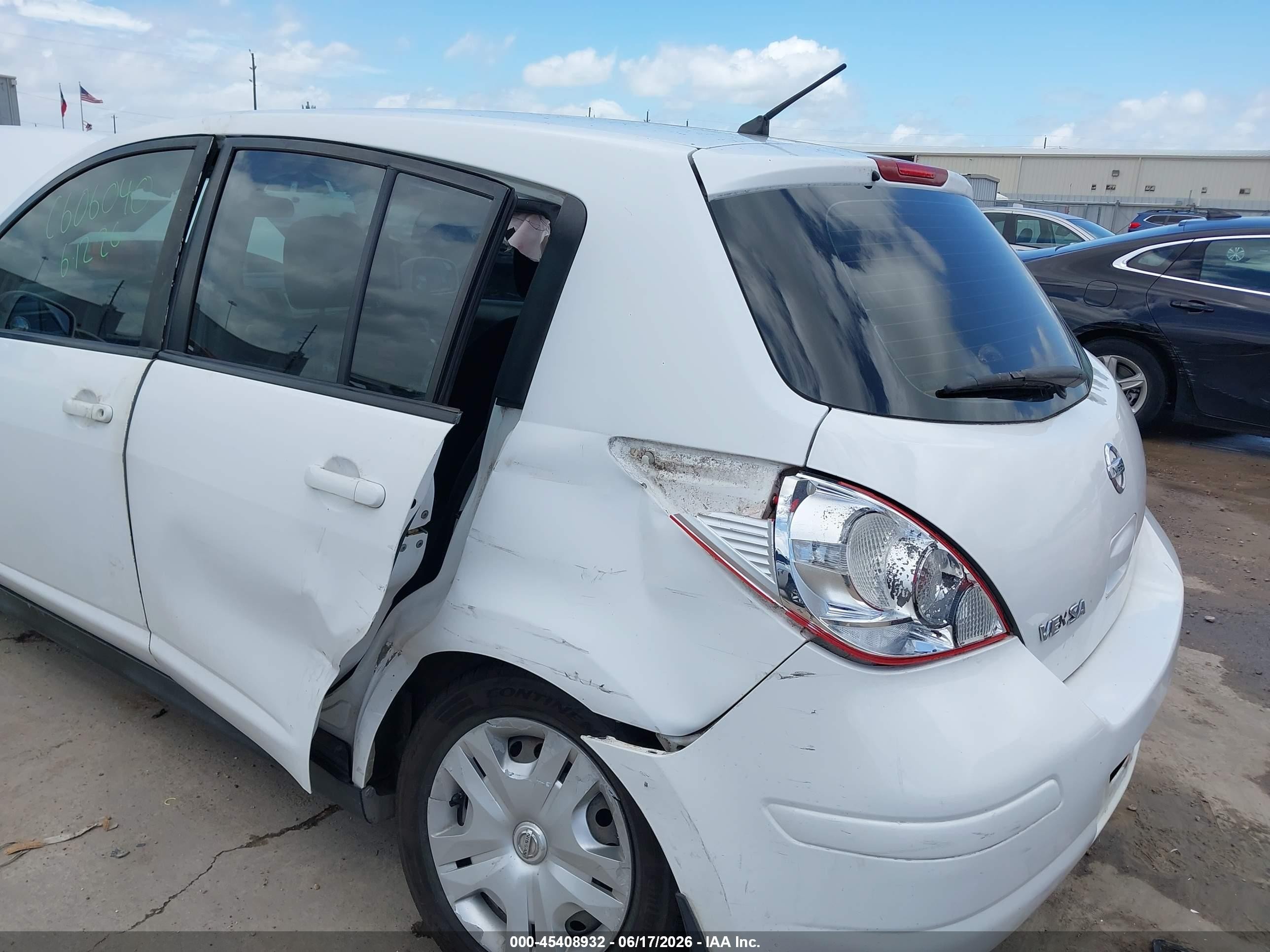2011 Nissan Versa 1.8s White vin: 3N1BC1CP3BL515565