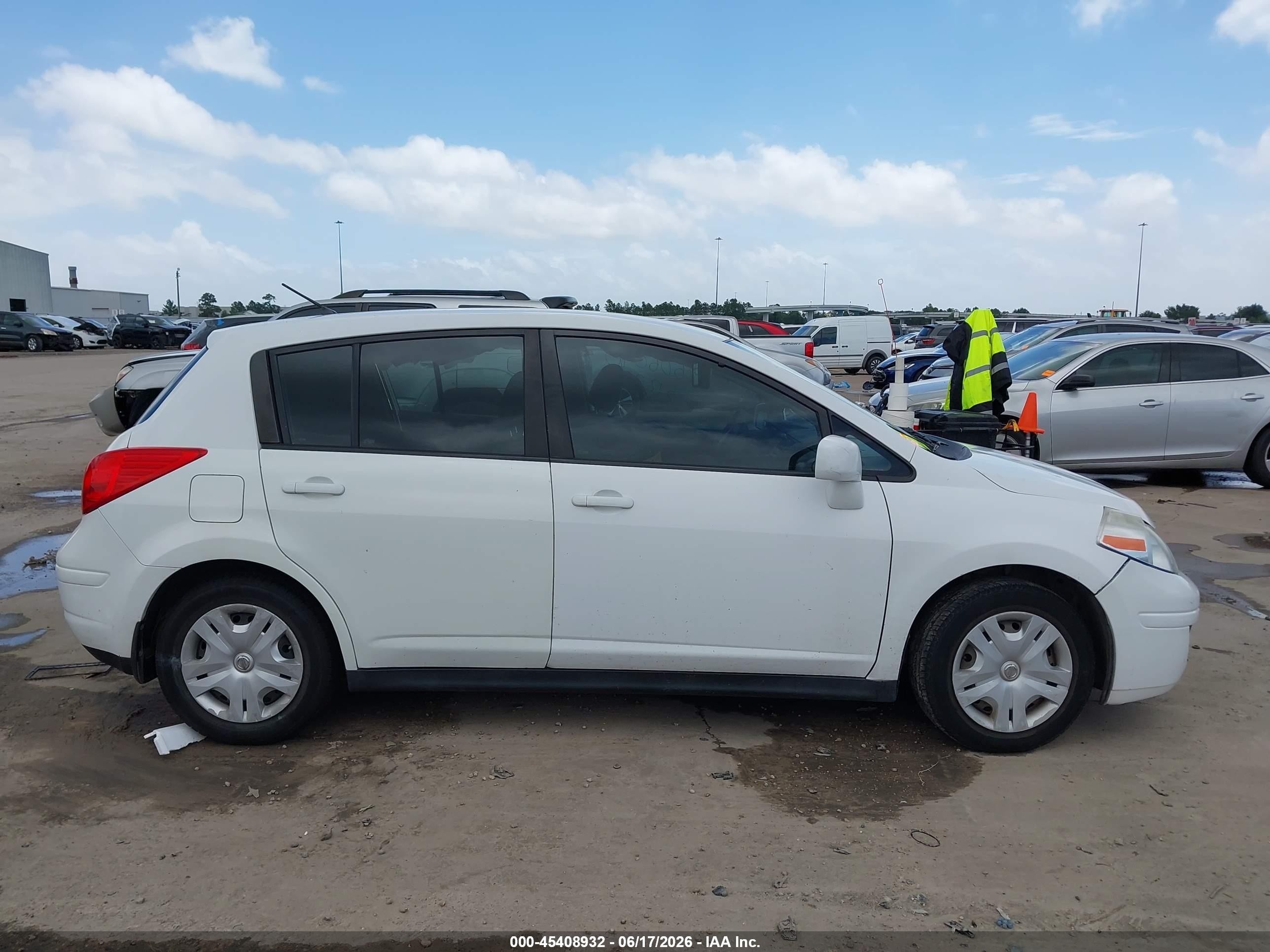 2011 Nissan Versa 1.8s White vin: 3N1BC1CP3BL515565