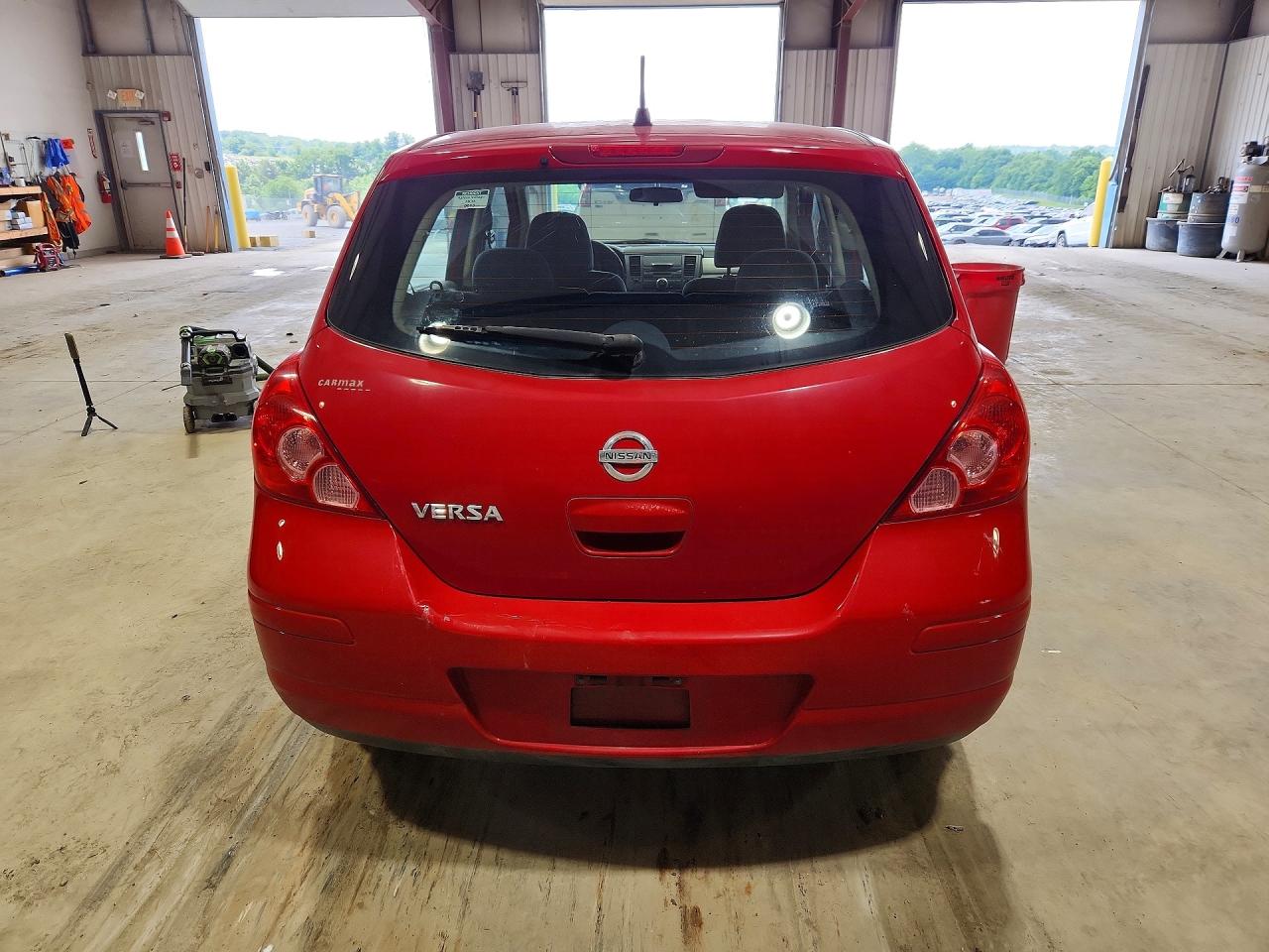 2010 Nissan Versa 1.8 S Red vin: 3N1BC1CP4AL376593
