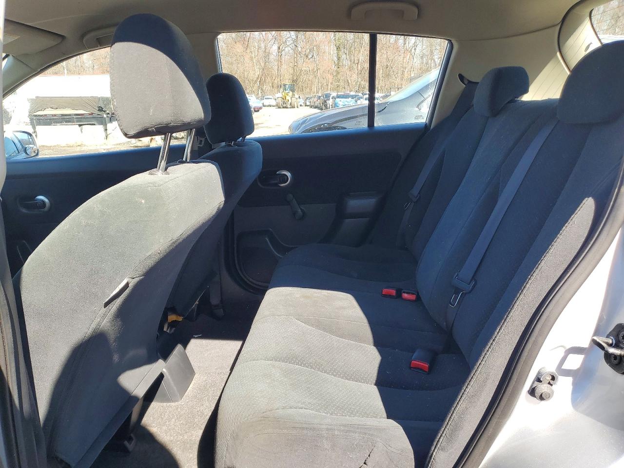 2010 Nissan Versa 1.8 S Silver vin: 3N1BC1CP4AL467654