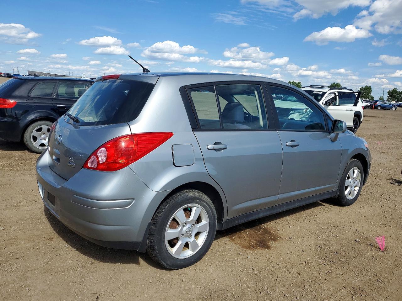 2011 Nissan Versa 1.8 S Silver vin: 3N1BC1CP4BL477246