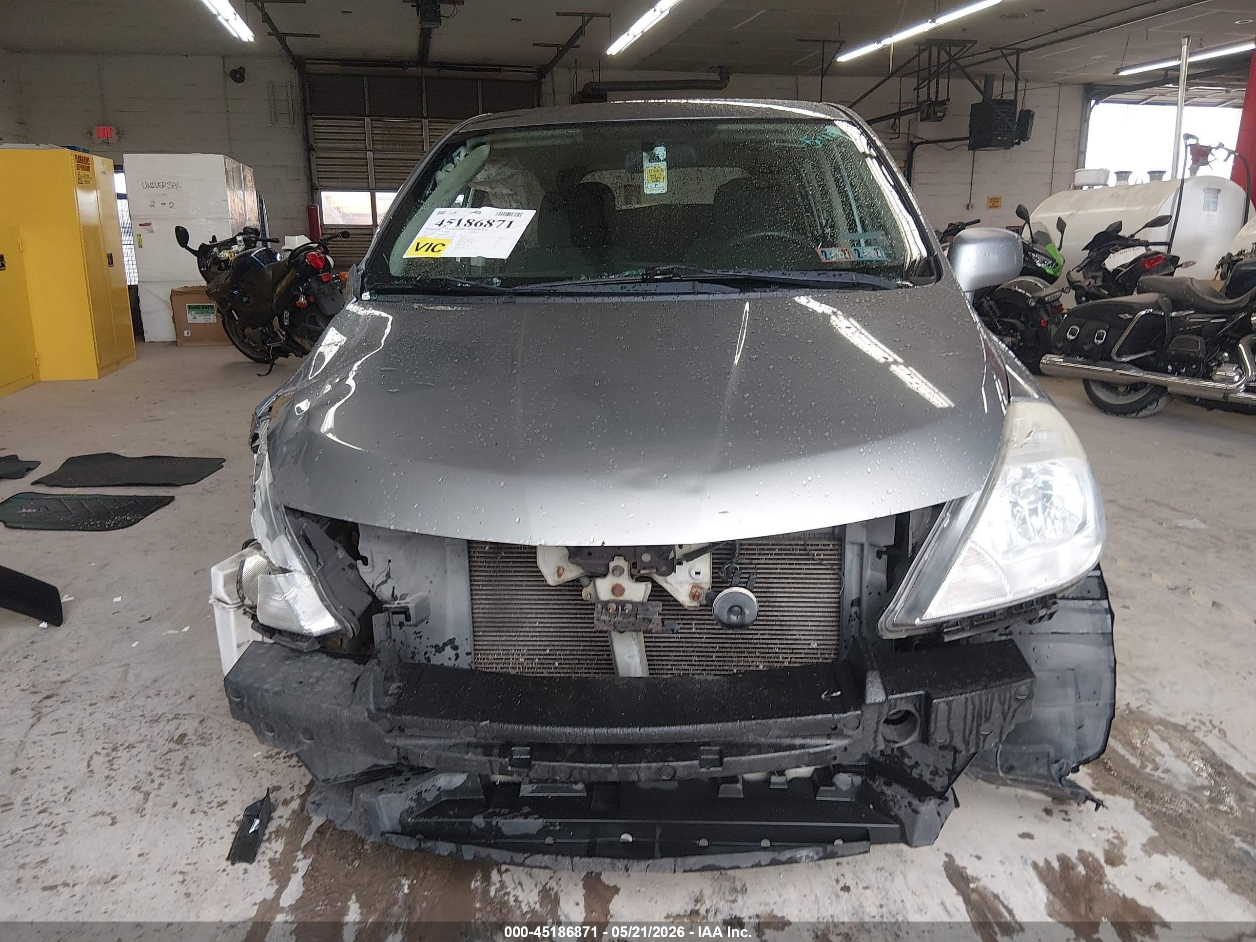 2011 Nissan Versa 1.8s Silver vin: 3N1BC1CP4BL492930
