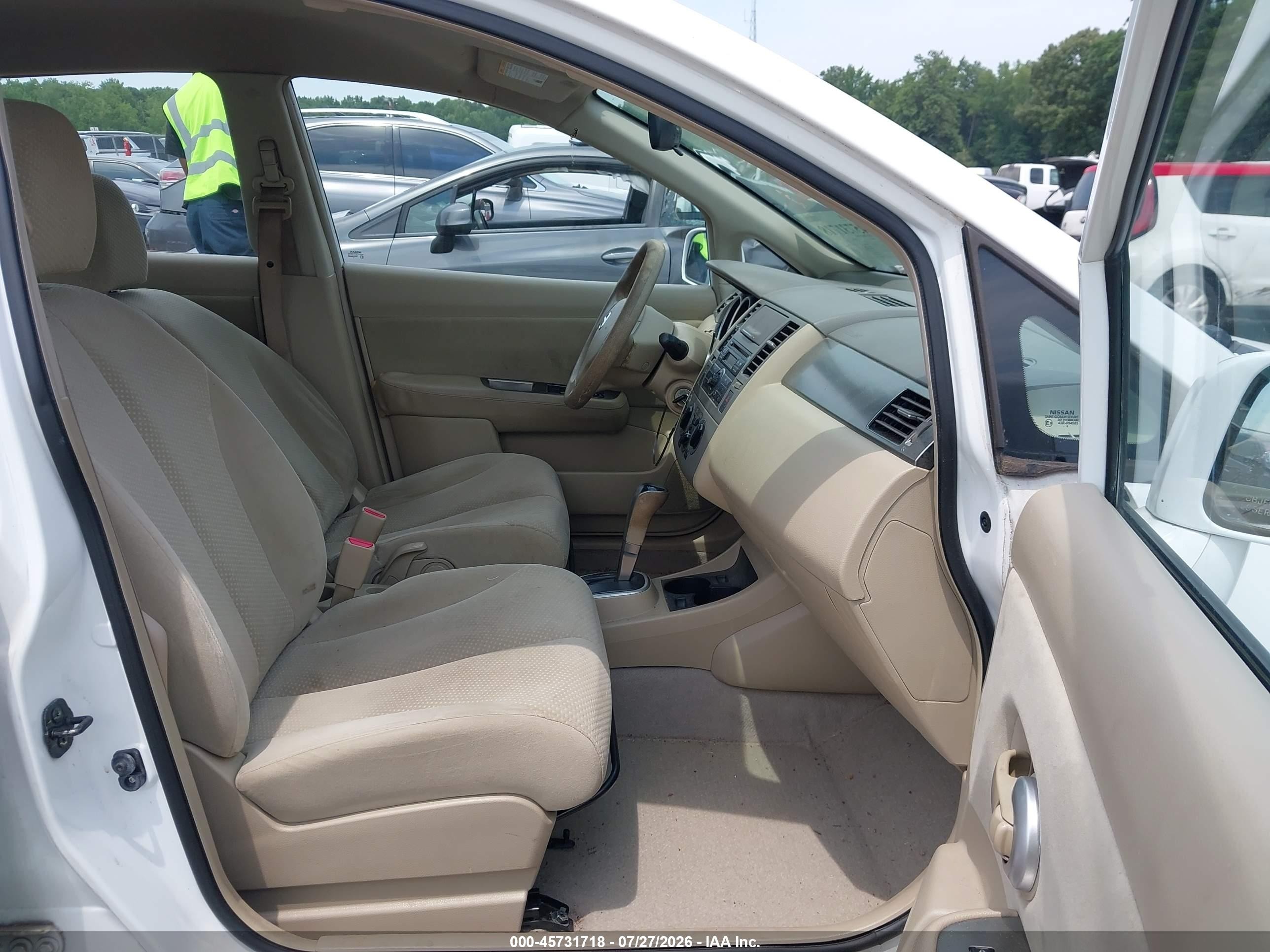 2010 Nissan Versa 1.8s Белый vin: 3N1BC1CP5AL352352