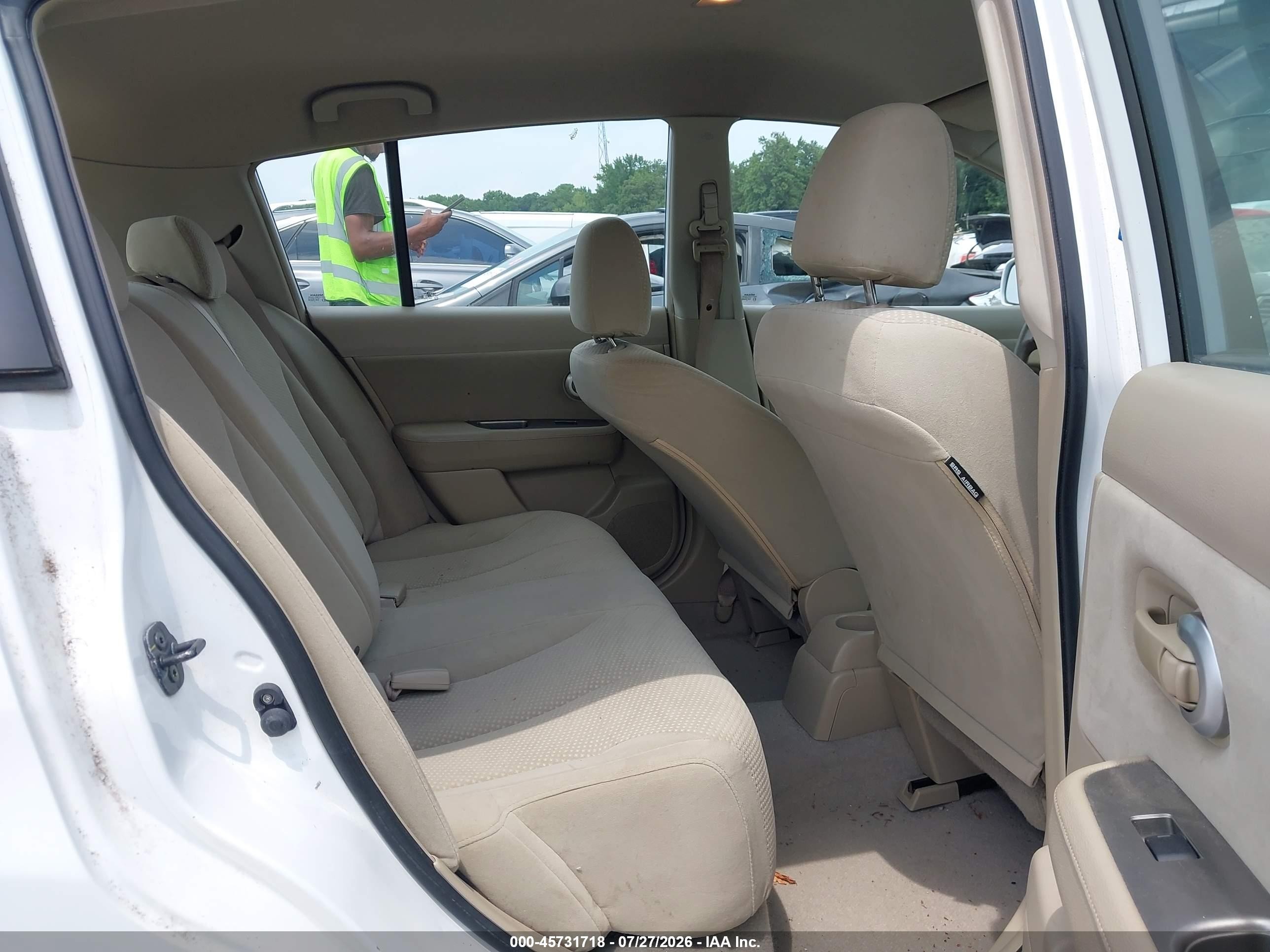 2010 Nissan Versa 1.8s Белый vin: 3N1BC1CP5AL352352