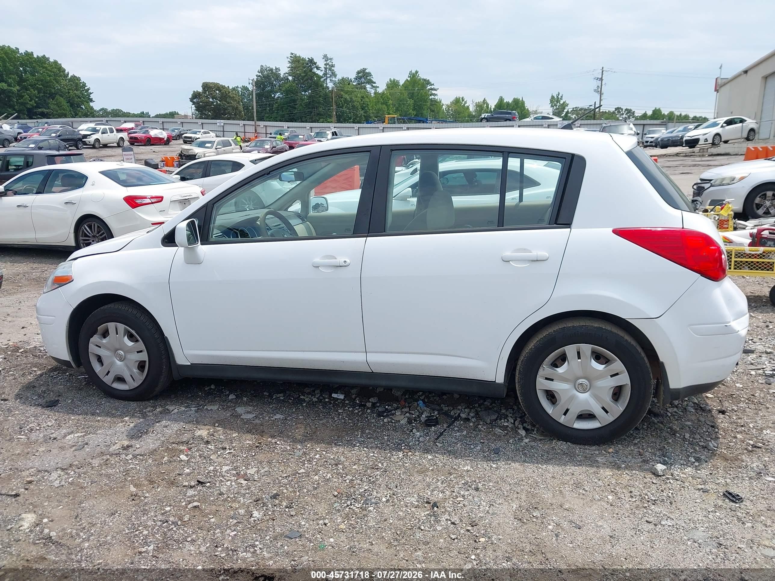 2010 Nissan Versa 1.8s Белый vin: 3N1BC1CP5AL352352