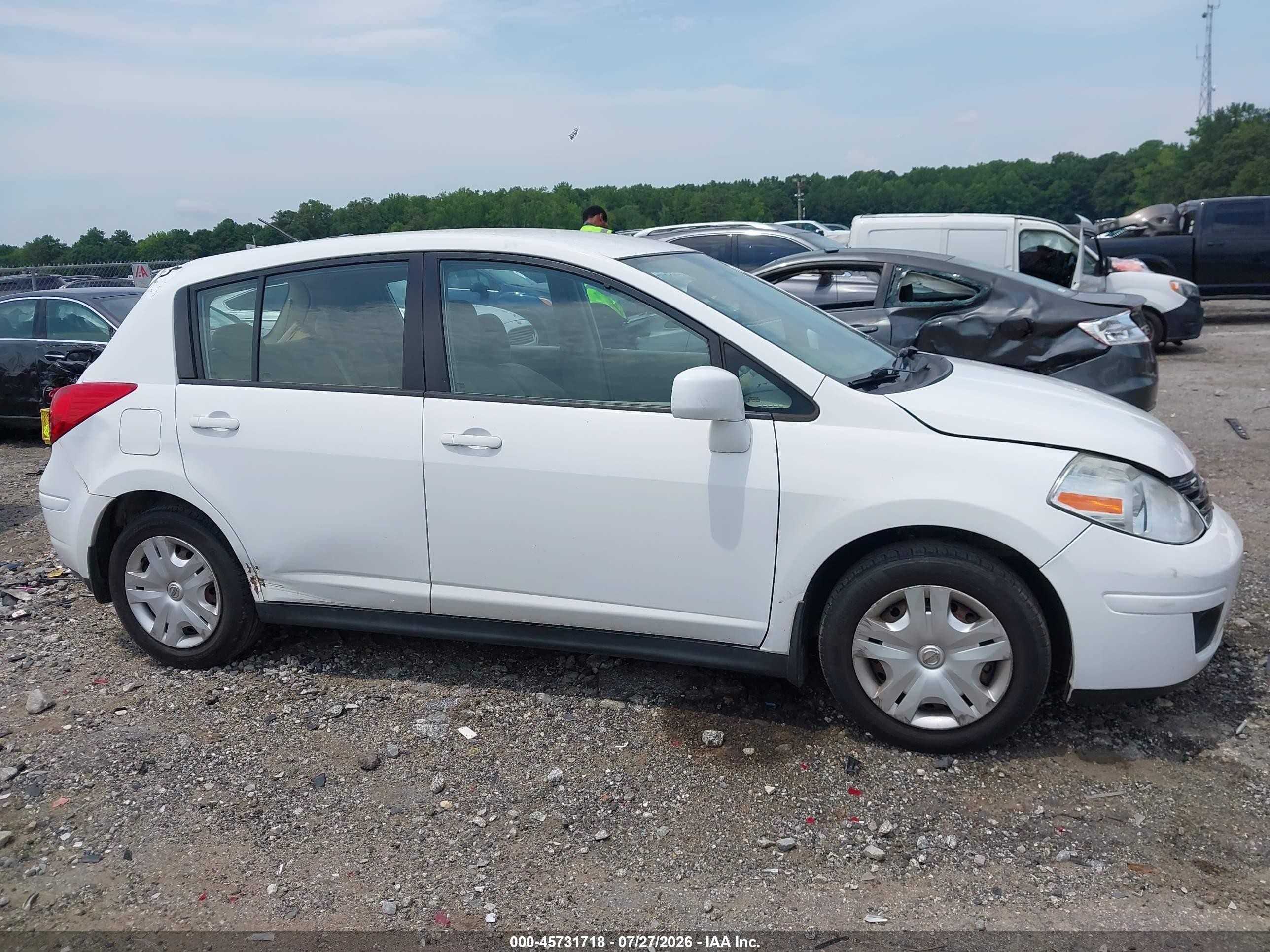 2010 Nissan Versa 1.8s Белый vin: 3N1BC1CP5AL352352