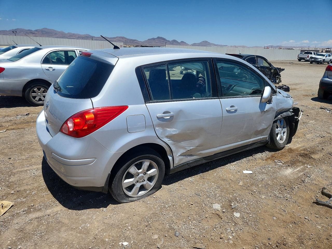 2010 Nissan Versa 1.8 S Silver vin: 3N1BC1CP5AL390163