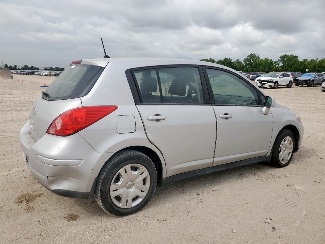 2010 Nissan Versa Silver vin: 3N1BC1CP5AL399123